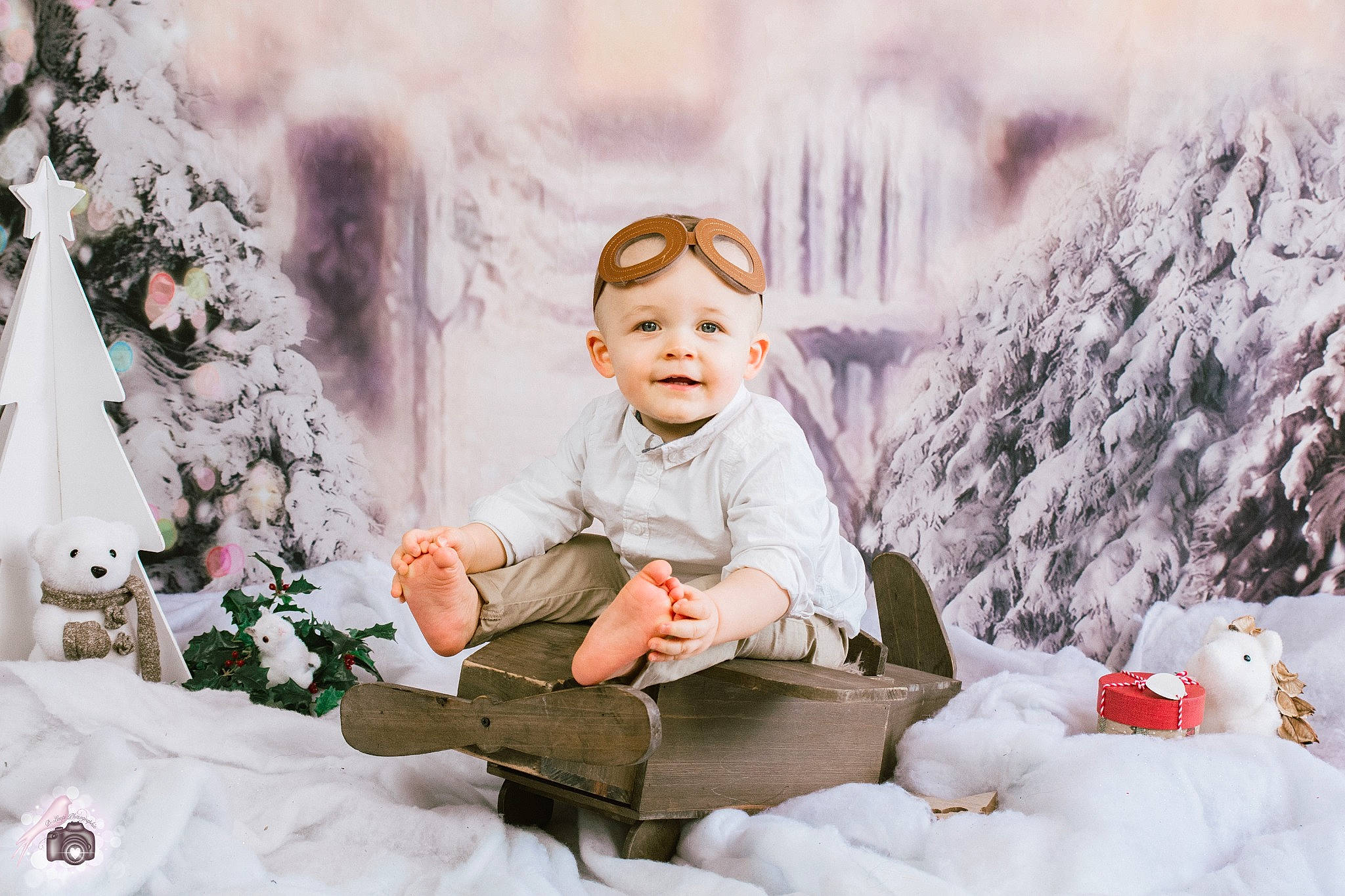 Naël a rejoint le concours — aidez-le/la à gagner de superbes lots ! baby, baby_toddler_clothing, cheek, child, christmas, cone, conifer, fir, freezing, frost, holiday, ice_cap, joy, ornament, person, pine, pine_family, playing_in_the_snow, playing_with_kids, sitting