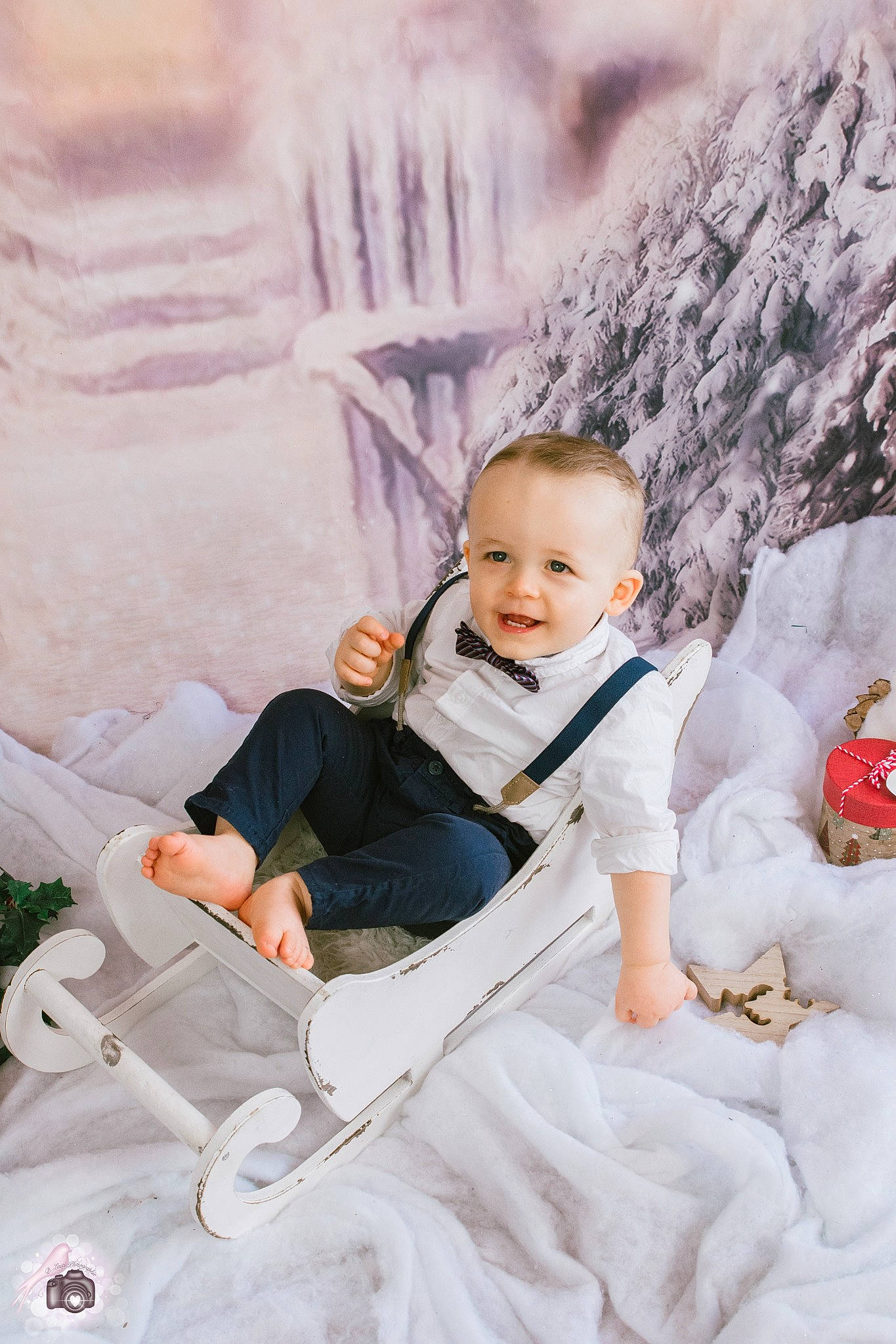 Naël a rejoint le concours — aidez-le/la à gagner de superbes lots ! baby, baby_products, baby_toddler_clothing, child, christmas, comfort, conifer, fir, freezing, frost, holiday, human, human_body, joy, nose, person, pine, sitting, snow, toddler