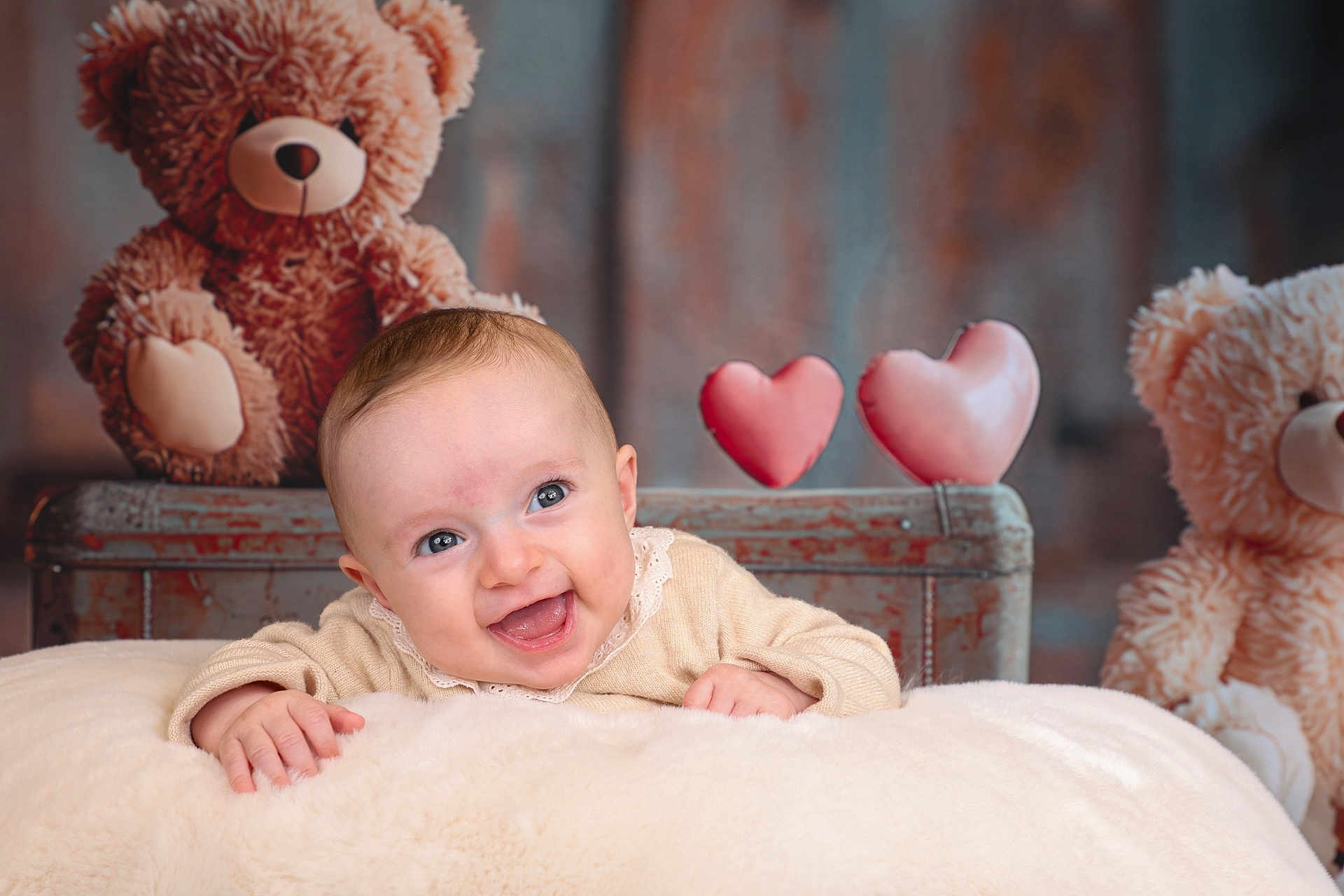 Louise participe au concours pour gagner de l'argent avec cette photo : baby, smiling, blanket, teddy_bear, heart_shape, plush, cute, child, infant, happy, soft, cozy, portrait, indoor, warm_lighting, candid, love, cute_face, furniture, decor