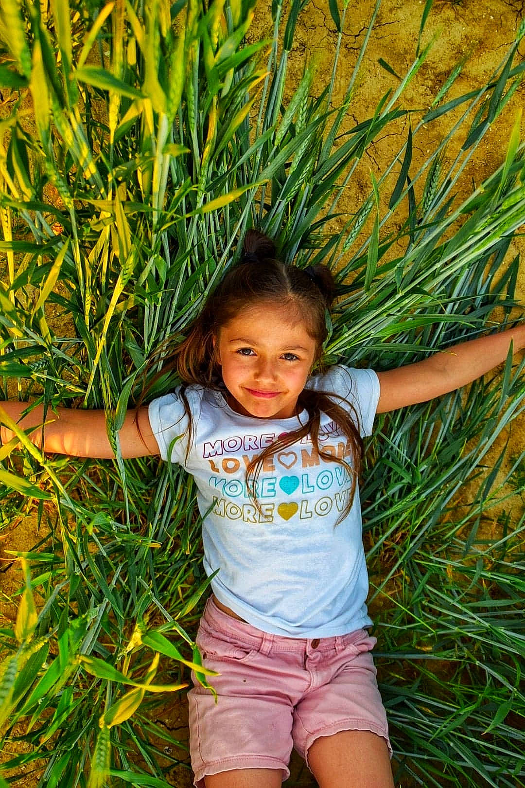 Marie participe au concours pour gagner de l'argent avec cette photo : child, child_model, grass, grass_family, green, happy, joy, people_in_nature, person, photography, plant, smile, toddler