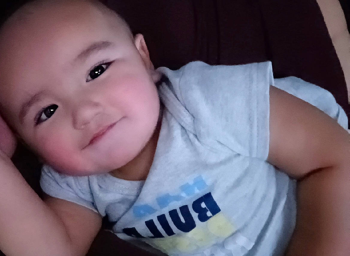 Carlos is registered to the contest to win money with this photo: baby, baby_toddler_clothing, cheek, eye, eyebrow, flash_photography, hand, human_body, iris, jaw, lip, mammal, mouth, muscle, neck, nose, organ, person, skin, sleeve