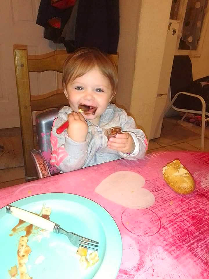 Elza participe au concours pour gagner de l'argent avec cette photo : baby, child, comfort_food, eating, food, person, toddler