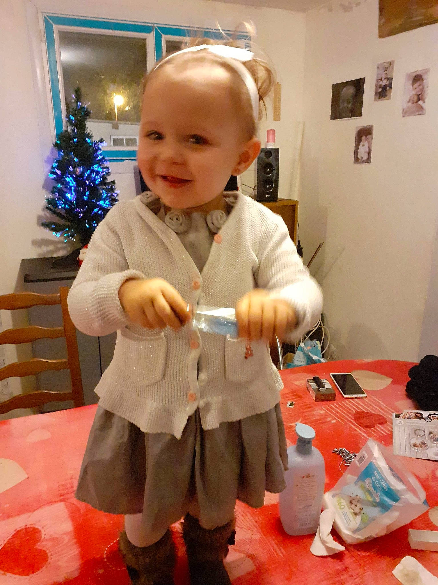 Elza participe au concours pour gagner de l'argent avec cette photo : child, person, toddler