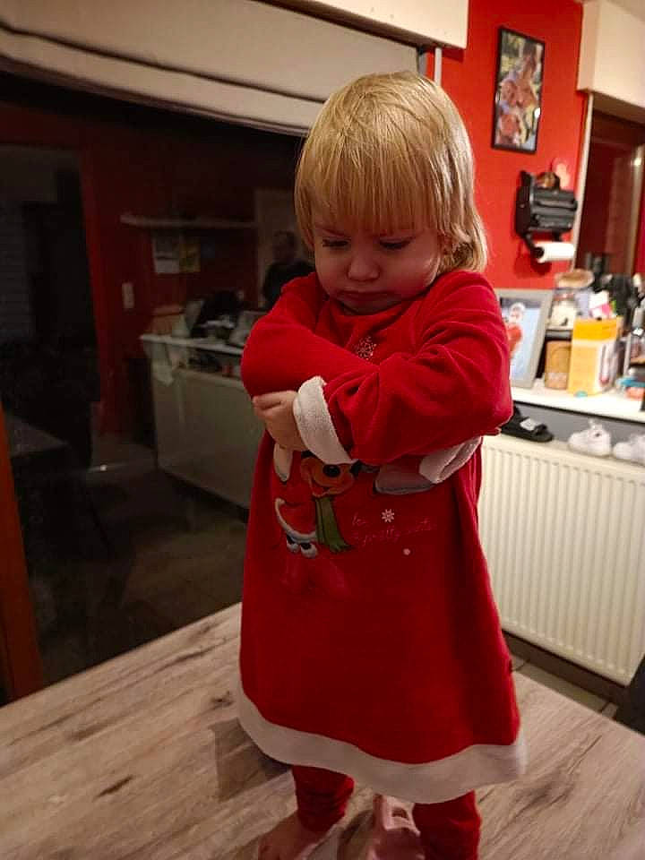 Marion participe au concours pour gagner de l'argent avec cette photo : baby_toddler_clothing, cabinetry, child, dress, floor, flooring, fun, fur, hardwood, holiday, kitchen, kitchen_appliance, pattern, person, picture_frame, room, shoulder, sleeve, toddler, wood