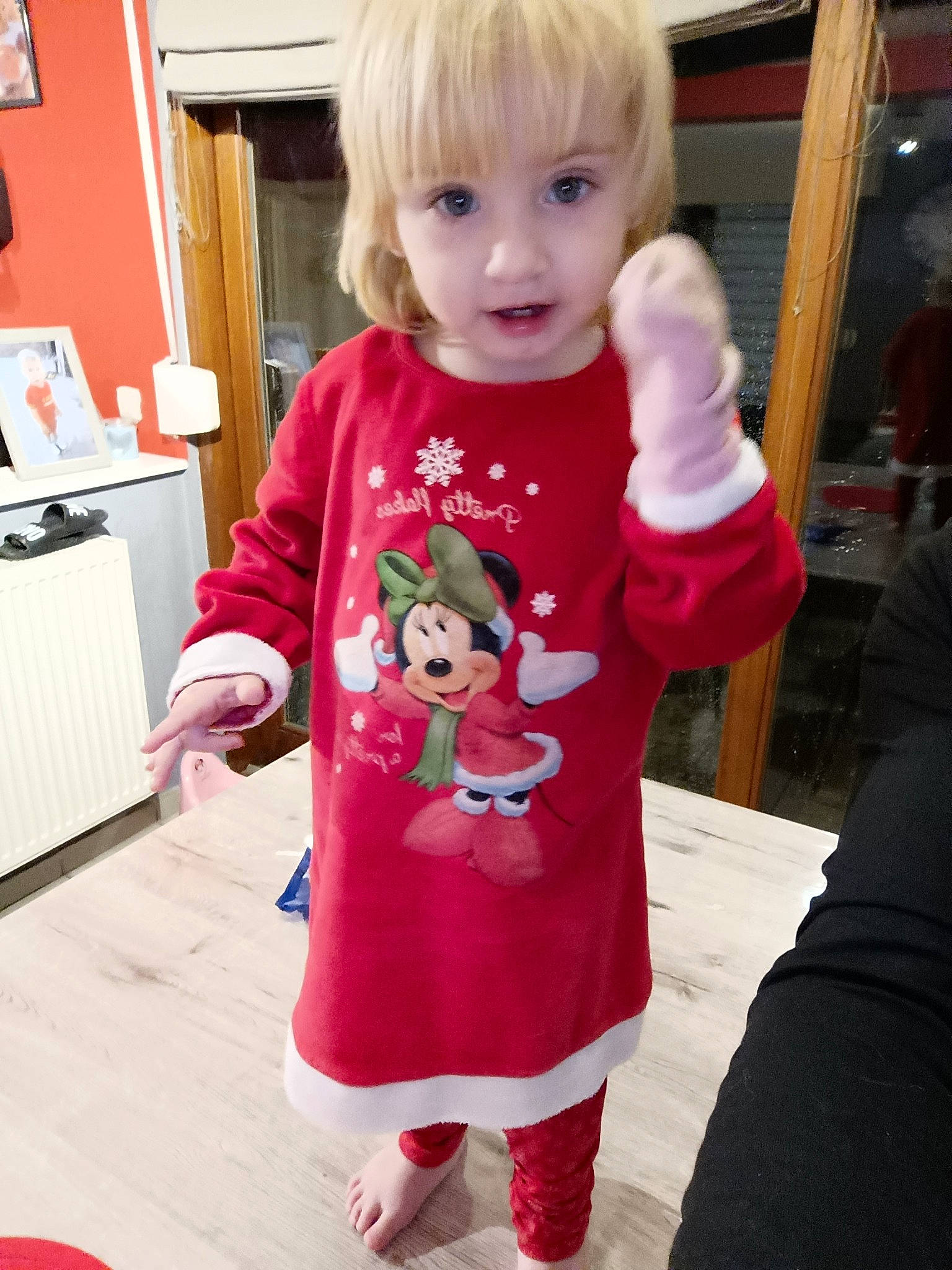 Marion a rejoint le concours — aidez-le/la à gagner de superbes lots ! baby_toddler_clothing, bangs, child, cool, event, eyelash, fur, joint, lip, magenta, pattern, person, pink, red, skin, sleeve, standing, t_shirt, textile, toddler