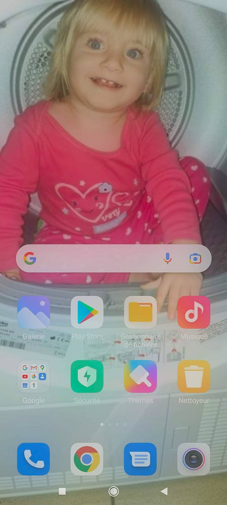 Marion a rejoint le concours — aidez-le/la à gagner de superbes lots ! baby, baby_playing_with_toys, baby_toddler_clothing, child, communication_device, electronic_device, finger, font, fun, gadget, gesture, joy, person, pink, portable_communications_device, product, sleeve, t_shirt, technology, toddler