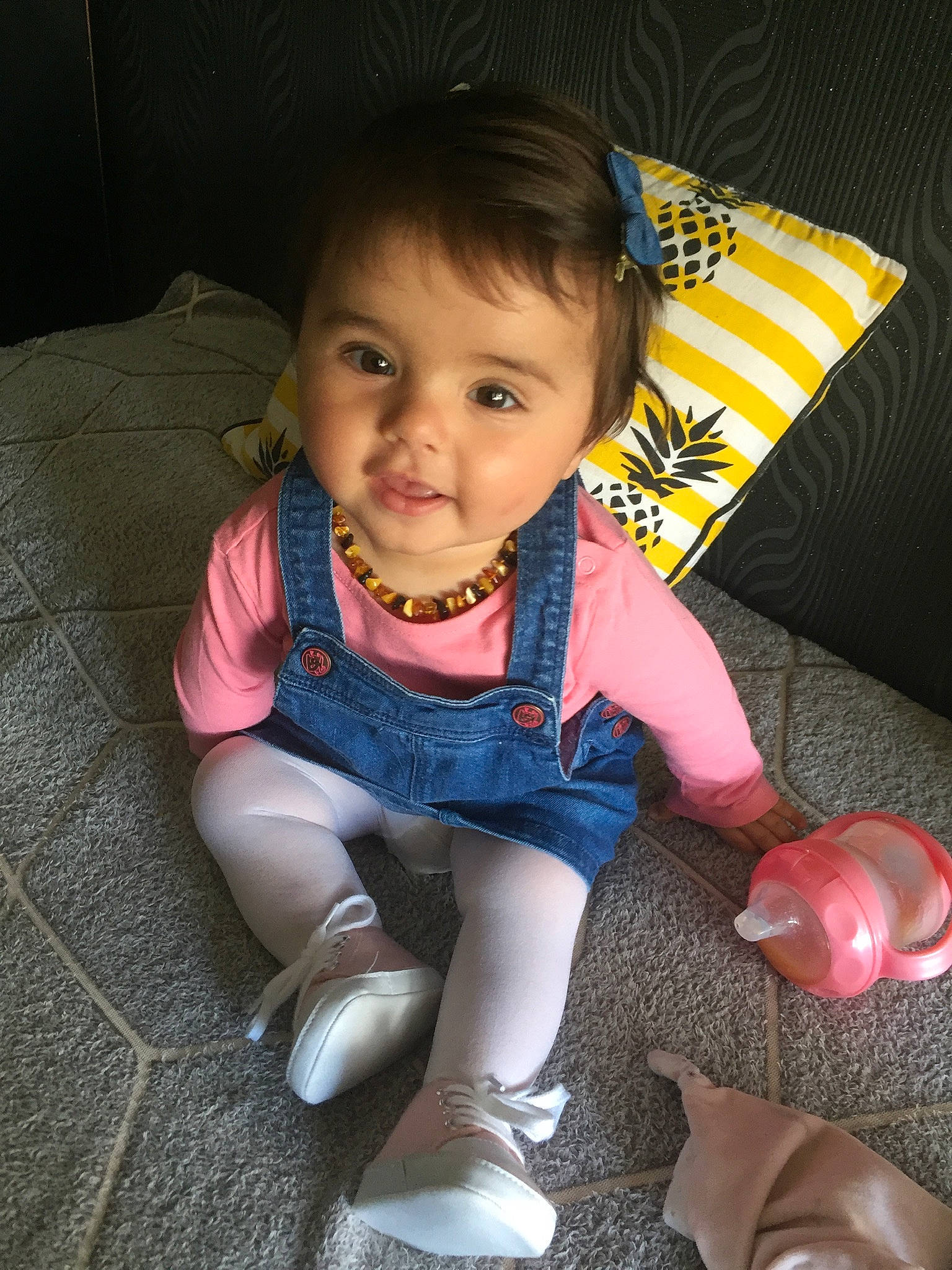 Aleyna a rejoint le concours — aidez-le/la à gagner de superbes lots ! baby, cheek, child, eye, face, footwear, fun, head, iris, leg, lip, mouth, nose, person, play, shoe, sitting, skin, smile, standing