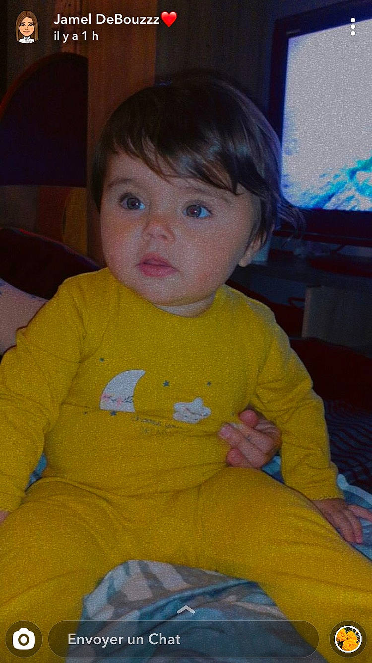 Aleyna a rejoint le concours — aidez-le/la à gagner de superbes lots ! baby, cheek, child, eye, face, lip, person, sitting, skin, smile, toddler, yellow