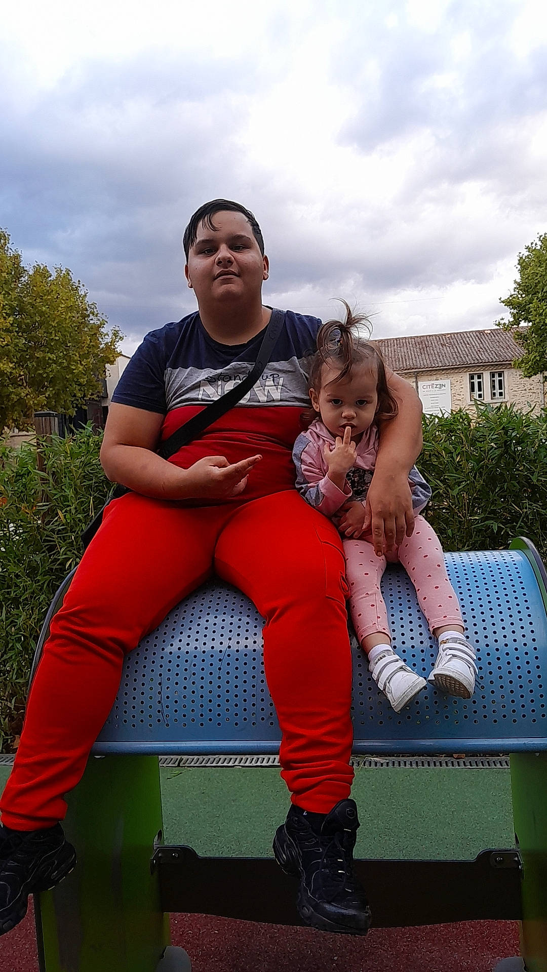 Chelsea a rejoint le concours — aidez-le/la à gagner de superbes lots ! boot, cloud, electric_blue, fun, grass, happy, human_leg, knee, lap, leg, leisure, person, plant, recreation, shoe, sky, sneakers, t_shirt, thigh, toddler