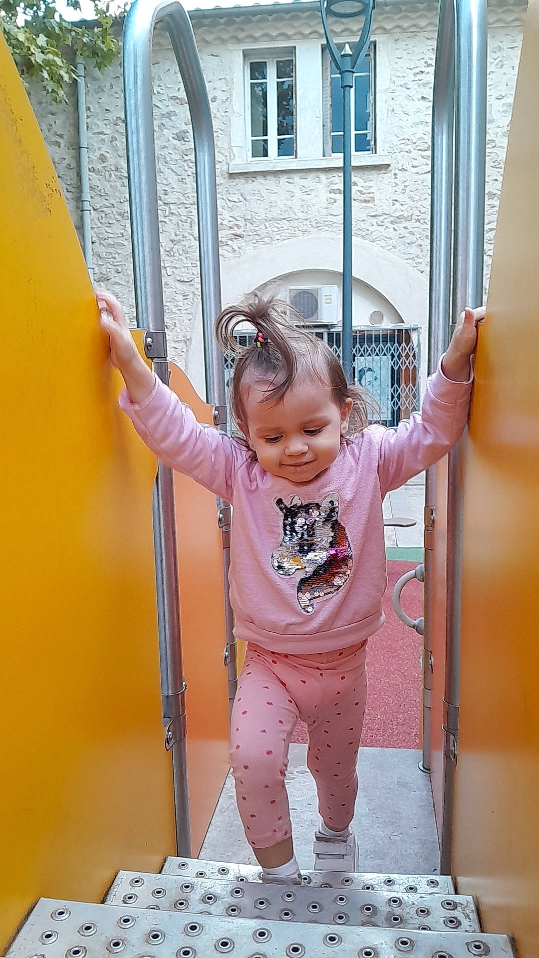 Chelsea a rejoint le concours — aidez-le/la à gagner de superbes lots ! baby, baby_products, baby_safety, baby_toddler_clothing, child, door, eye, fun, happy, leisure, magenta, metal, person, pink, play, room, sleeve, smile, toddler, vacation