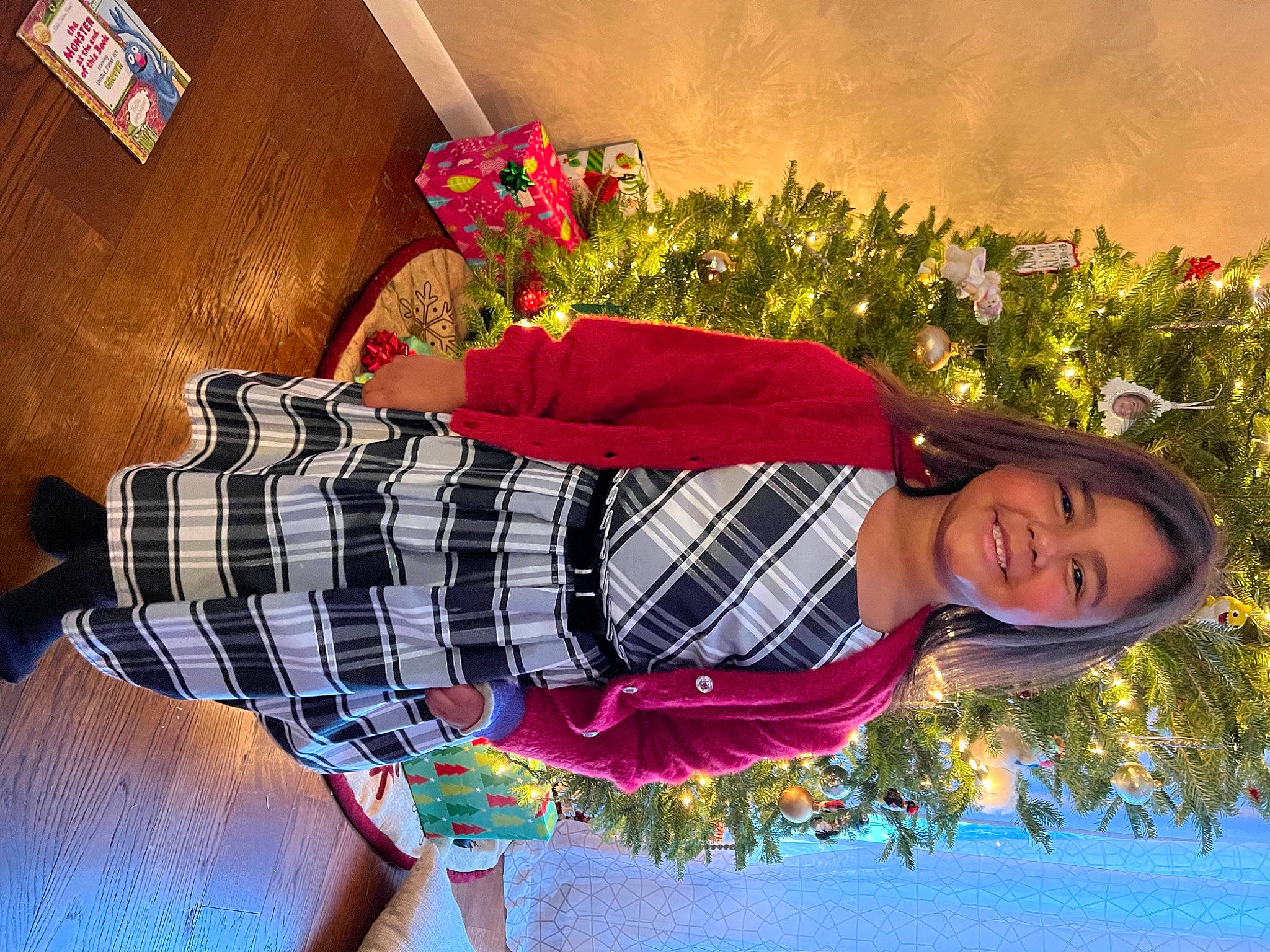 Arianna joined the competition — help win amazing prizes! beauty, electric_blue, event, flower, flower_arranging, happy, human_leg, joy, magenta, pattern, people_in_nature, person, petal, pink, plaid, plant, red, smile, tartan, textile