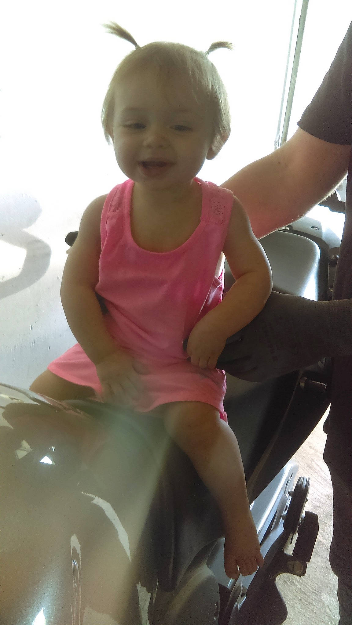 Lïz participe au concours pour gagner de l'argent avec cette photo : baby, child, fun, leg, person, pink, play, sitting, skin, smile, toddler