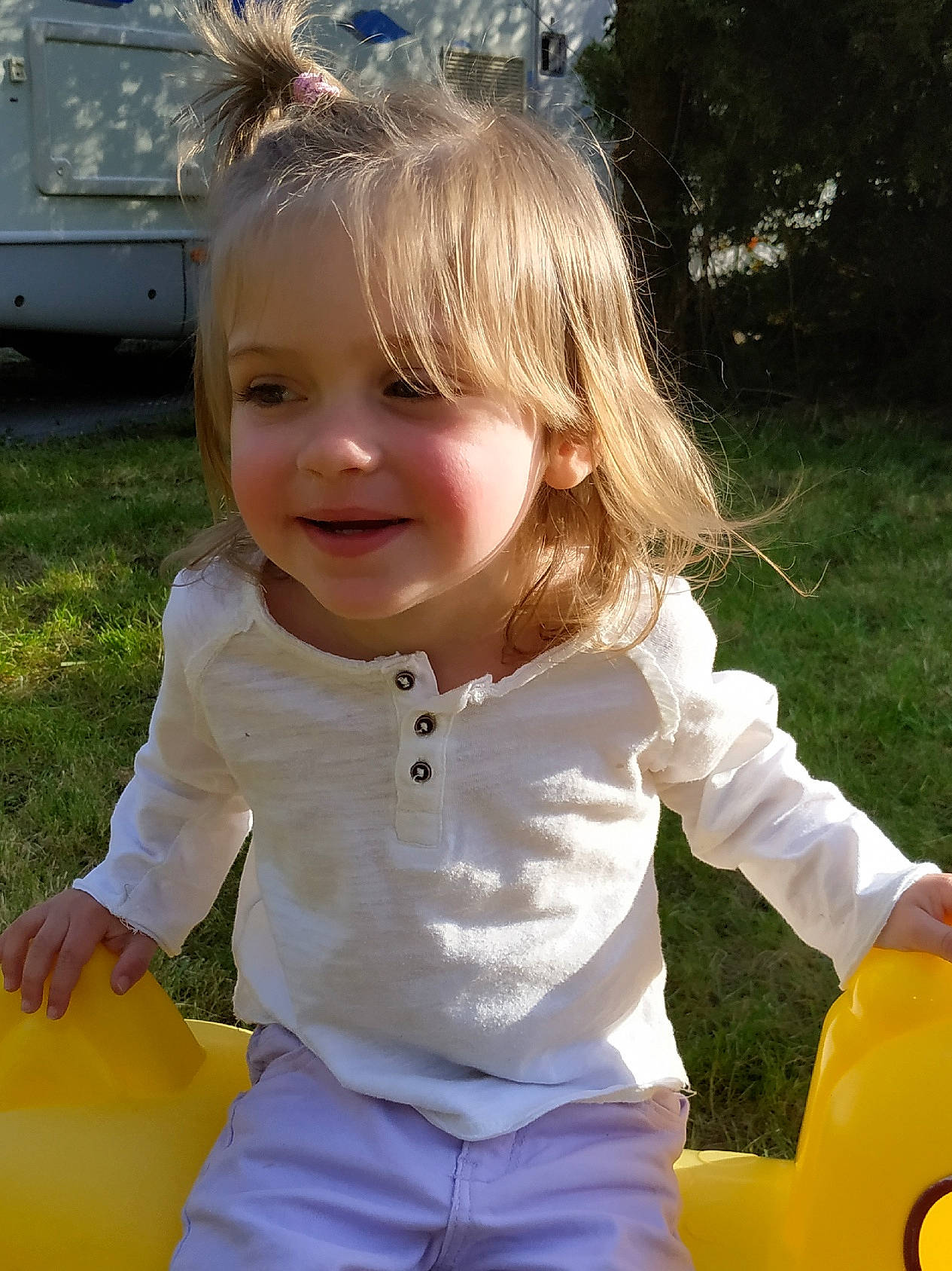 Lïz a rejoint le concours — aidez-le/la à gagner de superbes lots ! blond, child, grass, happy, joy, person, play, skin, smile, toddler, yellow