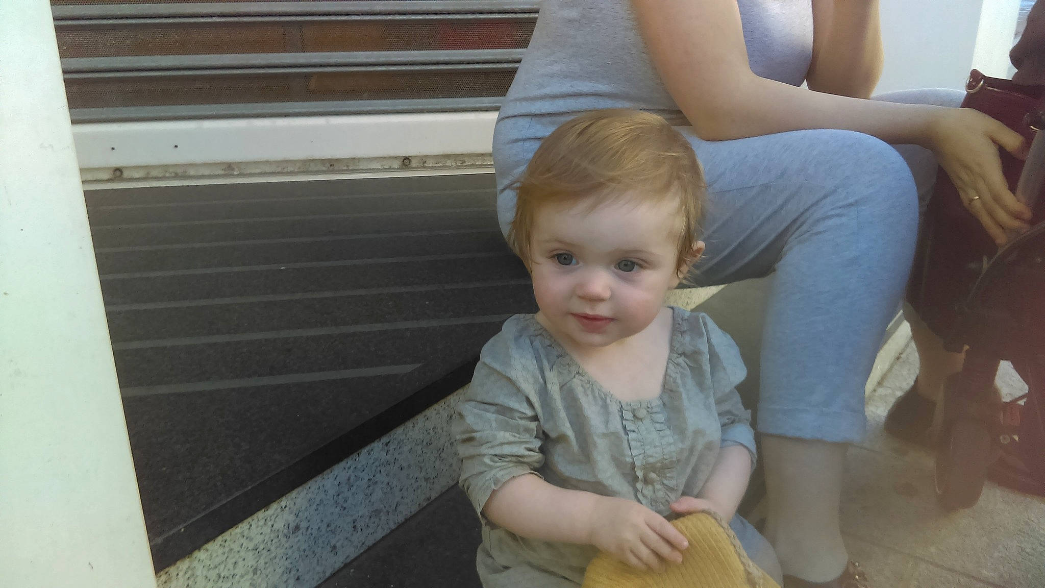 Lïz participe au concours pour gagner de l'argent avec cette photo : blond, child, daughter, floor, fun, leg, person, sitting, smile, toddler, vacation, wood