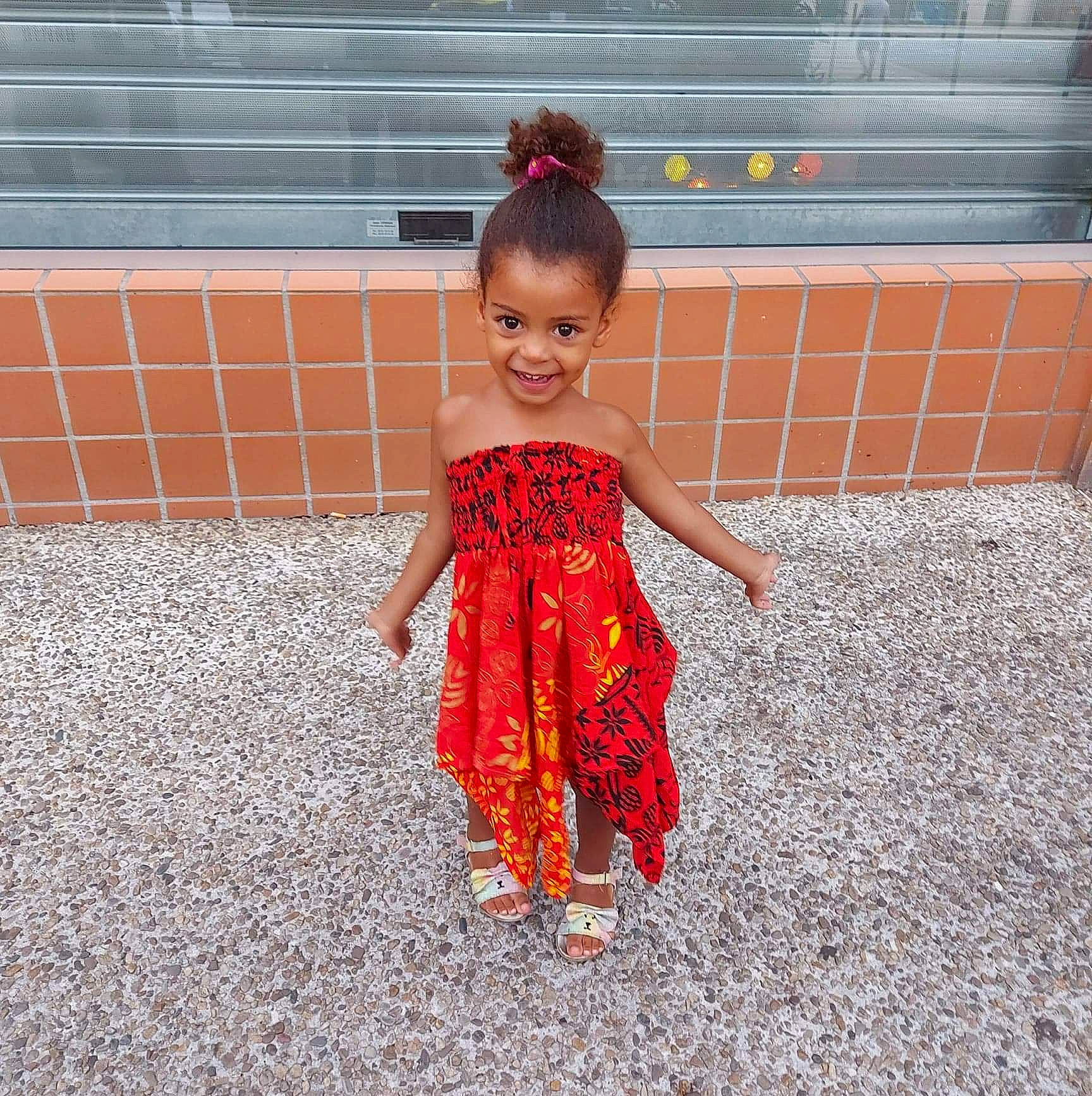 Isleym a rejoint le concours — aidez-le/la à gagner de superbes lots ! baby_toddler_clothing, child, costume, event, eye, flooring, fun, hair, happy, head, human_leg, joy, leg, pattern, person, sleeve, smile, toddler, tradition, trunk