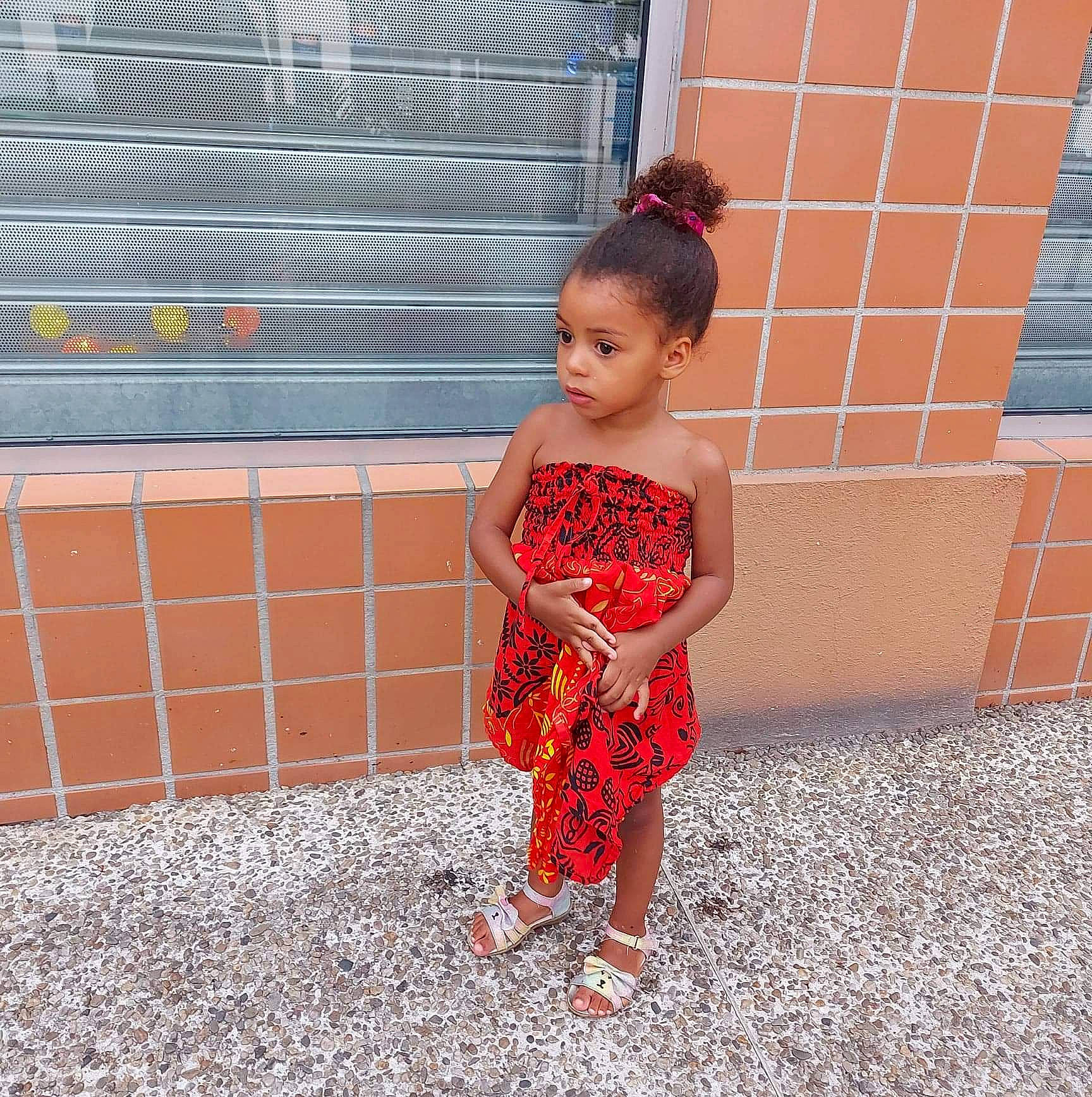 Isleym participe au concours pour gagner de l'argent avec cette photo : baby, baby_toddler_clothing, barefoot, child, dress, flooring, fun, happy, human_body, human_leg, leisure, magenta, mammal, pattern, person, sandal, sitting, thigh, toddler, vertebrate