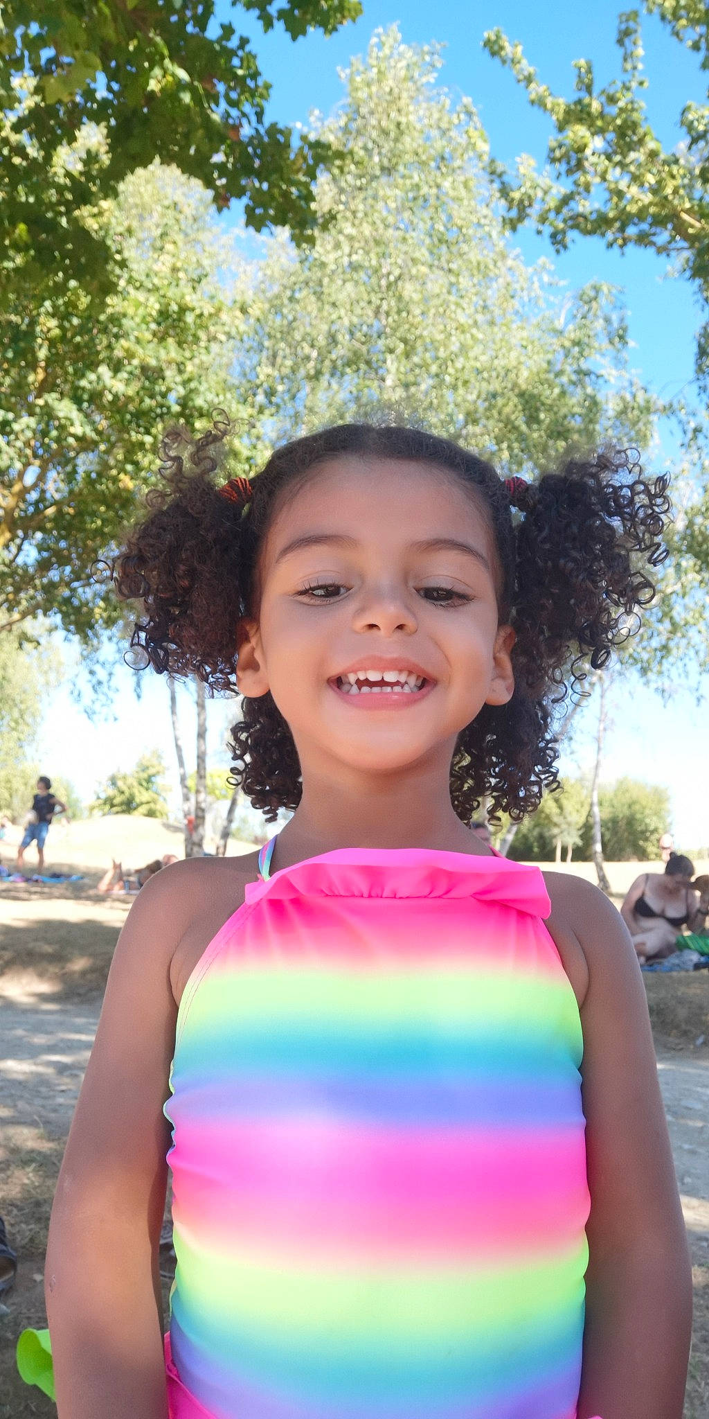 Isleym participe au concours pour gagner de l'argent avec cette photo : azure, child, cool, electric_blue, fun, hairstyle, happy, human, joy, leisure, magenta, neck, person, pink, recreation, sky, smile, sunlight, travel, tree