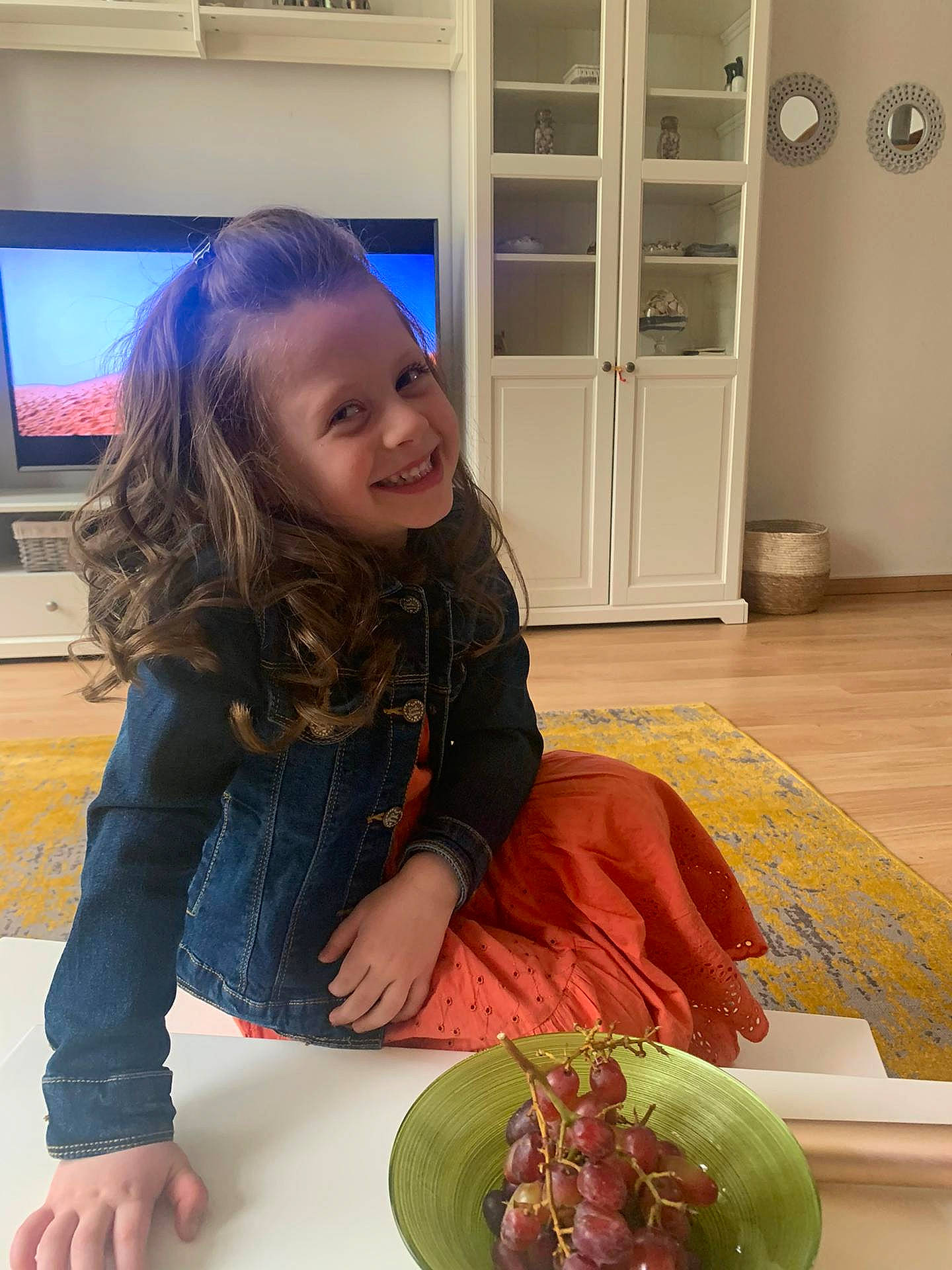 Neyla a rejoint le concours — aidez-le/la à gagner de superbes lots ! cabinetry, child, computer, computer_keyboard, cooking, display_device, door, floor, flooring, fruit, fun, ingredient, joy, organ, person, recipe, room, sitting, smile, t_shirt