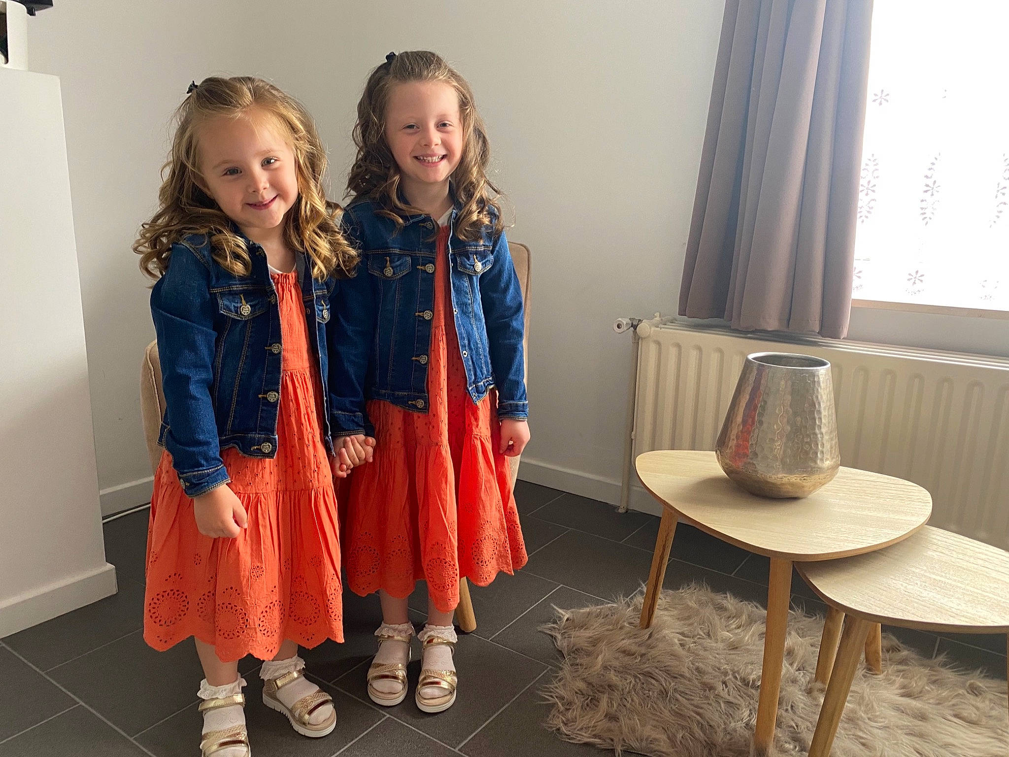 Neyla a rejoint le concours — aidez-le/la à gagner de superbes lots ! boot, chair, curtain, dress, electric_blue, event, fashion_design, flooring, fun, happy, hardwood, jacket, joy, person, shoe, smile, standing, table, toddler, uniform