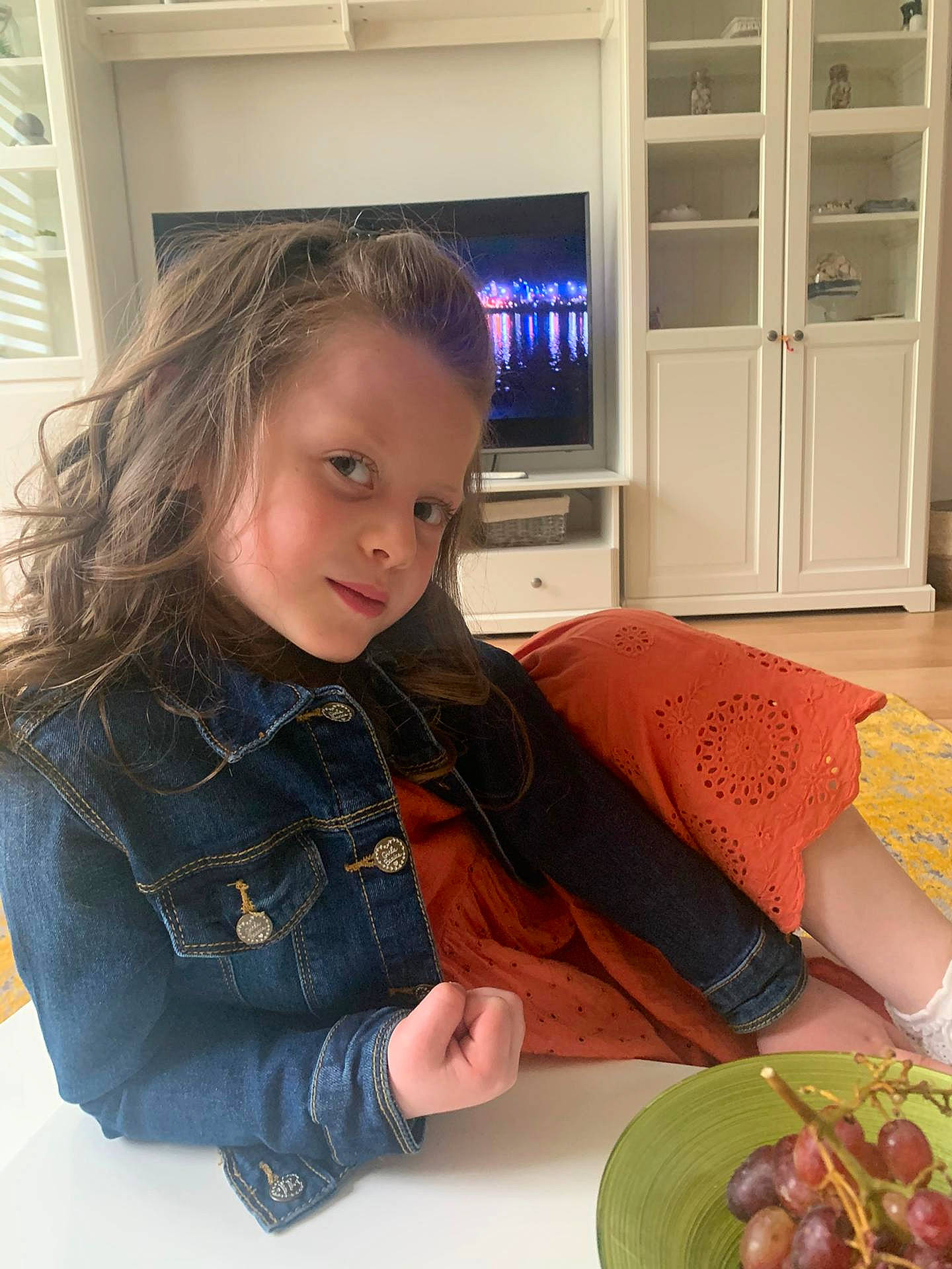 Neyla a rejoint le concours — aidez-le/la à gagner de superbes lots ! chair, child, comfort_food, flooring, food, home_appliance, ingredient, kitchen_appliance, leaf_vegetable, natural_foods, person, plant, produce, recipe, refrigerator, room, shelf, tableware, television, toddler