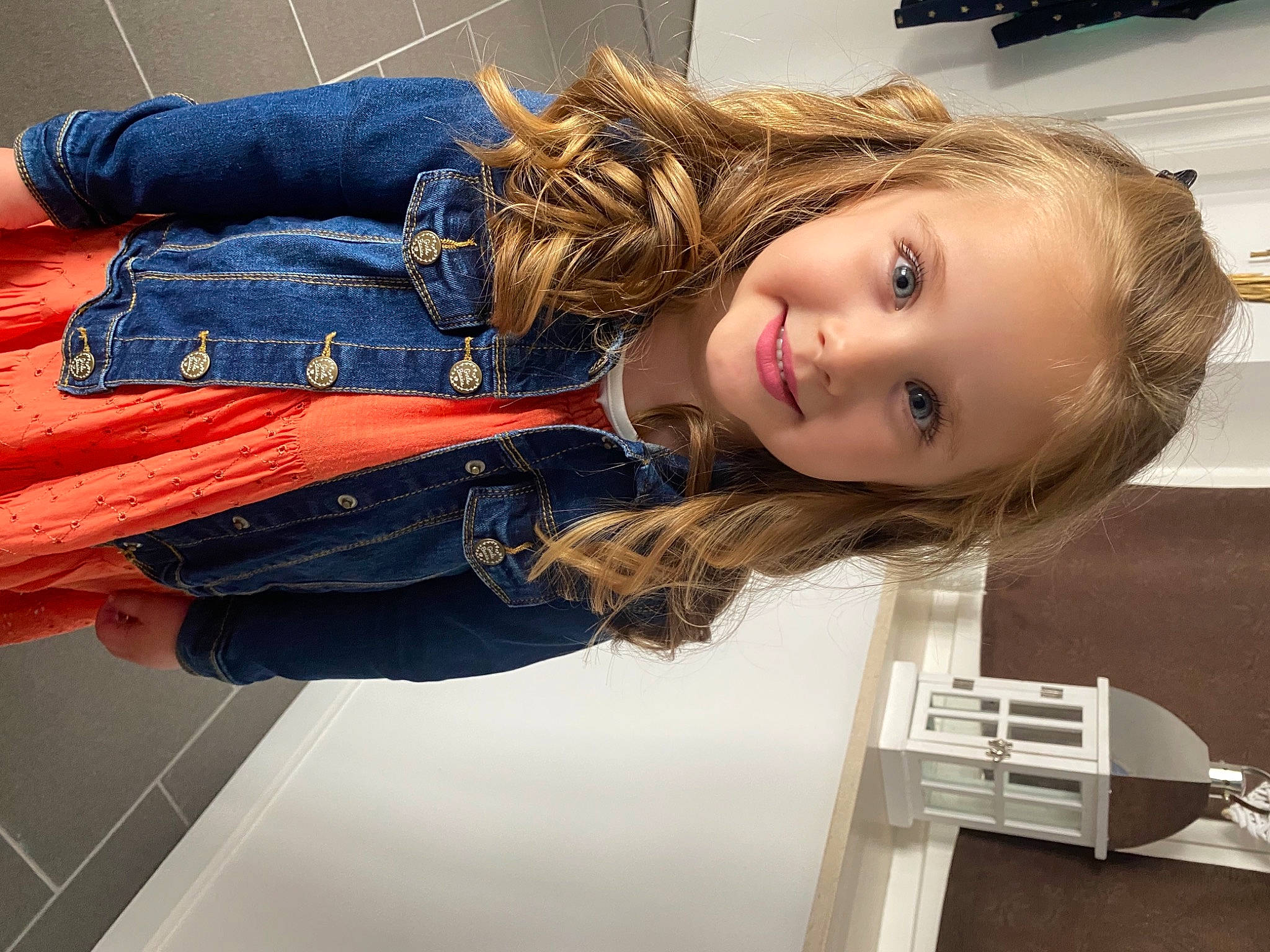 Zeyna a rejoint le concours — aidez-le/la à gagner de superbes lots ! blond, brown_hair, comfort, denim, electric_blue, flash_photography, flooring, fun, hair, hairstyle, happy, human_leg, joy, layered_hair, long_hair, person, photograph, portrait_photography, sitting, smile