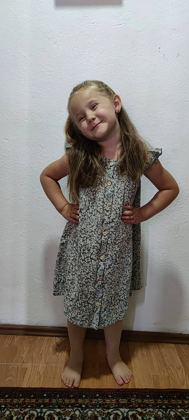 Zeyna participe au concours pour gagner de l'argent avec cette photo : arm, day_dress, elbow, fashion_design, gesture, grey, hair, happy, joint, joy, knee, long_hair, neck, outerwear, person, shoulder, sleeve, smile, street_fashion, thigh