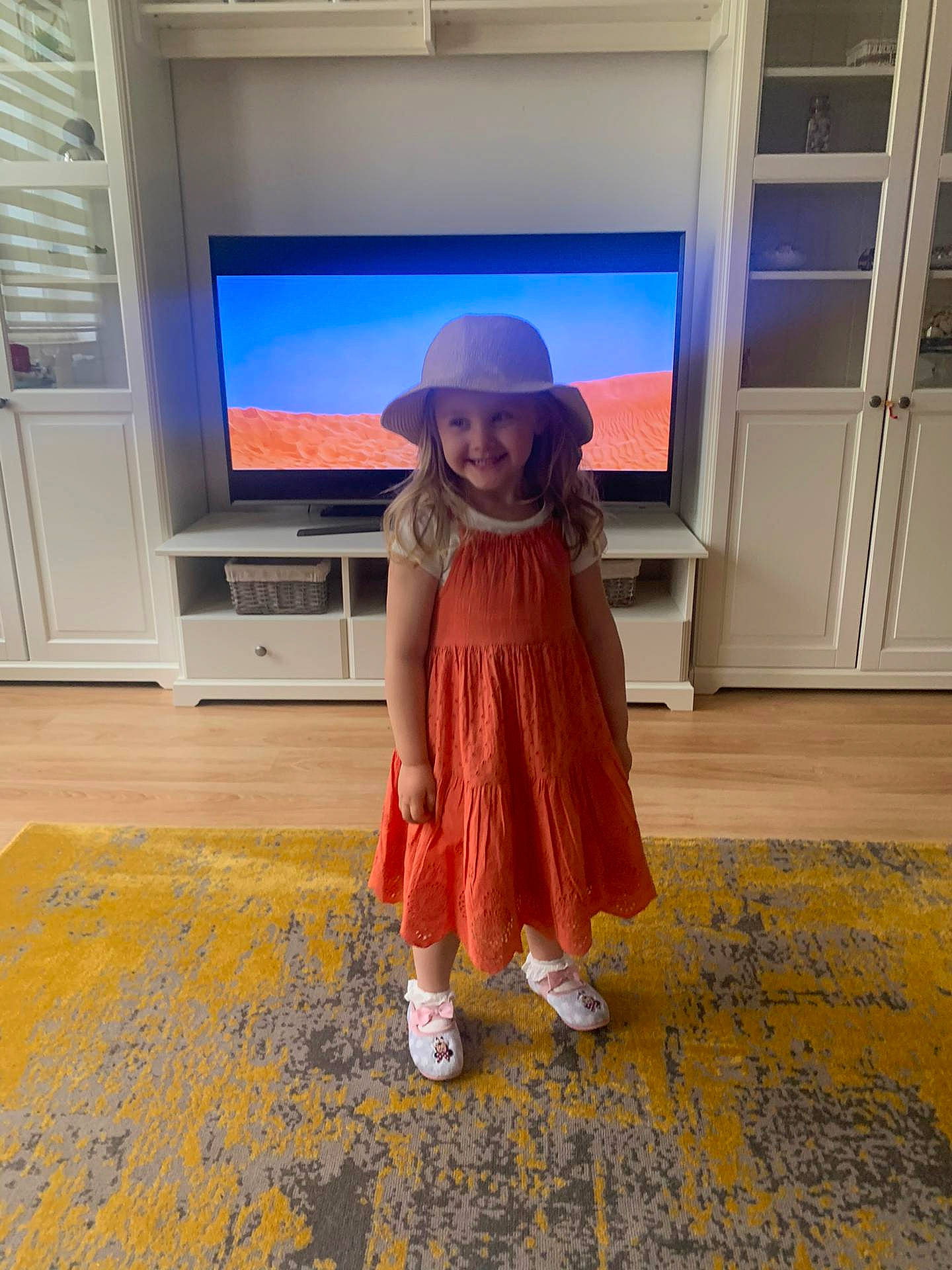 Zeyna a rejoint le concours — aidez-le/la à gagner de superbes lots ! child, costume, display_device, electric_blue, fictional_character, floor, flooring, fun, fur, hardwood, headwear, human_leg, joy, knee, laminate_flooring, person, room, smile, television, toddler