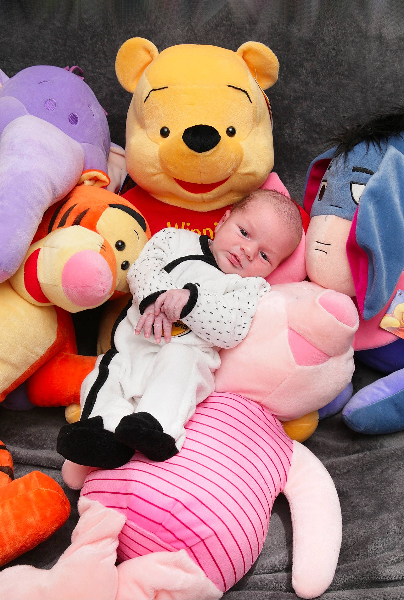 Warren a rejoint le concours — aidez-le/la à gagner de superbes lots ! baby, baby_sleeping, baby_toddler_clothing, child, comfort, finger, happy, human_body, mammal, person, pink, plush, red, skin, stuffed_toy, teddy_bear, textile, thigh, toy, vertebrate