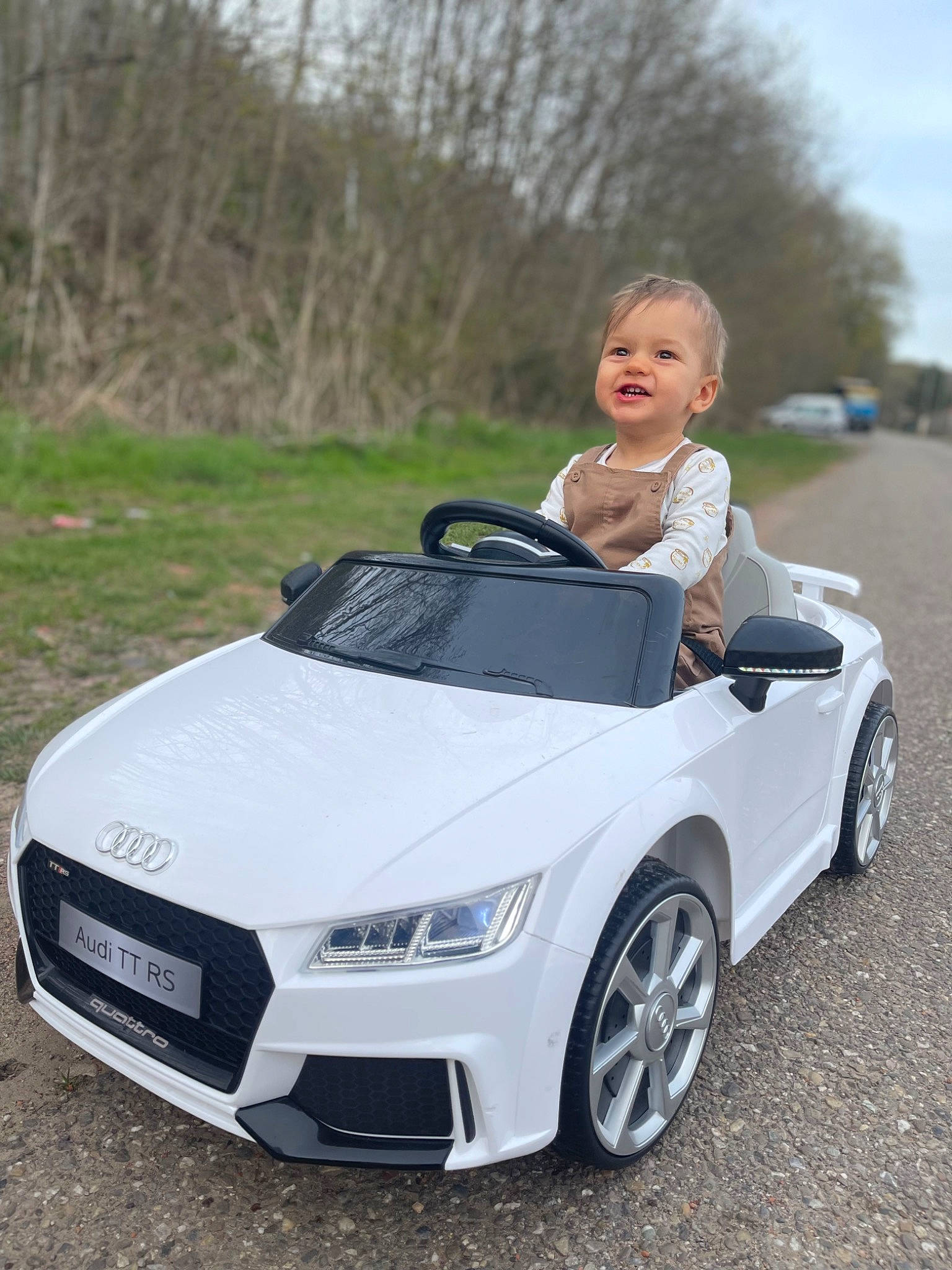 Warren participe au concours pour gagner de l'argent avec cette photo : alloy_wheel, automotive_design, automotive_exterior, automotive_lighting, automotive_tire, bumper, car, grille, hood, motor_vehicle, person, rim, shorts, sky, tire, tree, vehicle, vehicle_door, vehicle_registration_plate, wheel