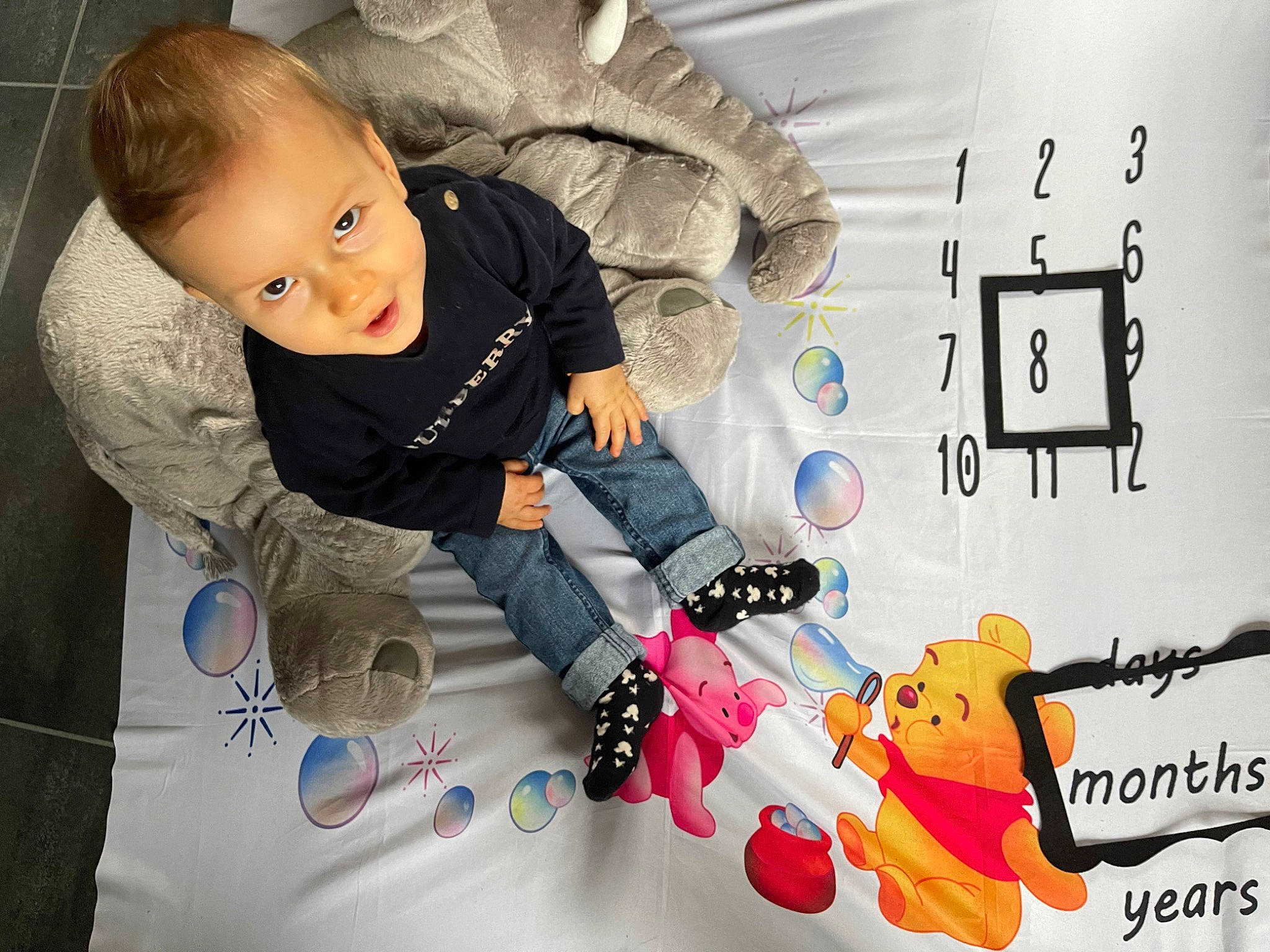 Warren a rejoint le concours — aidez-le/la à gagner de superbes lots ! art, baby, baby_products, baby_toddler_clothing, baby_toys, child, comfort, design, facial_expression, flooring, font, fun, happy, person, play, room, sitting, sleeve, t_shirt, toddler
