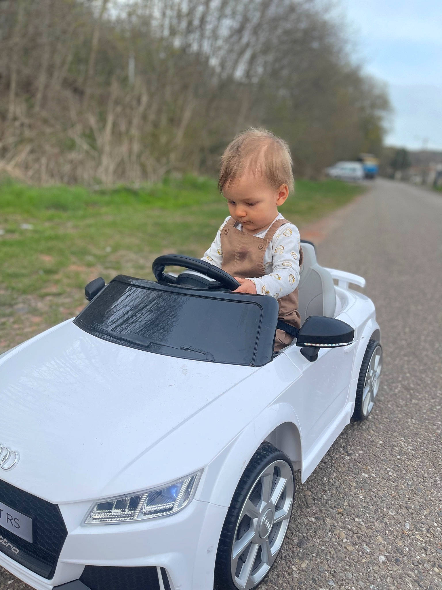 Warren a rejoint le concours — aidez-le/la à gagner de superbes lots ! alloy_wheel, automotive_design, automotive_exterior, automotive_lighting, automotive_tire, bumper, car, grille, hood, motor_vehicle, person, personal_luxury_car, plant, rim, sky, tire, tree, vehicle, vehicle_door, vehicle_registration_plate