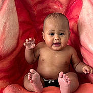 Neithan a rejoint le concours — aidez-le/la à gagner de superbes lots ! baby, child, mouth_model, pink, wet_skin, sitting, curious, realistic, tongue, teeth, tongue_surface, indoors, playful, expression, cute, small_toes, open_mouth, human, infant, water_droplets