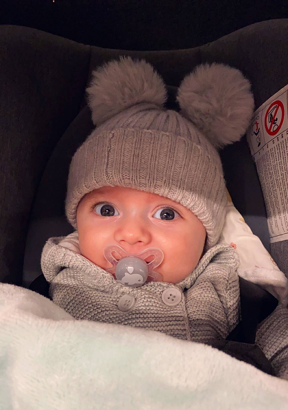 Eden a rejoint le concours — aidez-le/la à gagner de superbes lots ! baby, baby_toddler_clothing, cap, cheek, child, comfort, eye, fur, head, headwear, iris, knit_cap, linens, lip, nose, person, sitting, skin, textile, toddler