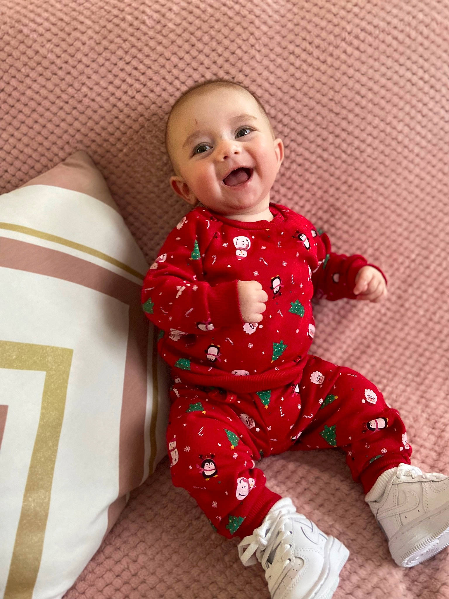 Eden participe au concours pour gagner de l'argent avec cette photo : baby, baby_toddler_clothing, carmine, child, comfort, floor, flooring, fun, hairstyle, happy, magenta, pattern, person, red, sitting, skin, sleeve, smile, textile, toddler