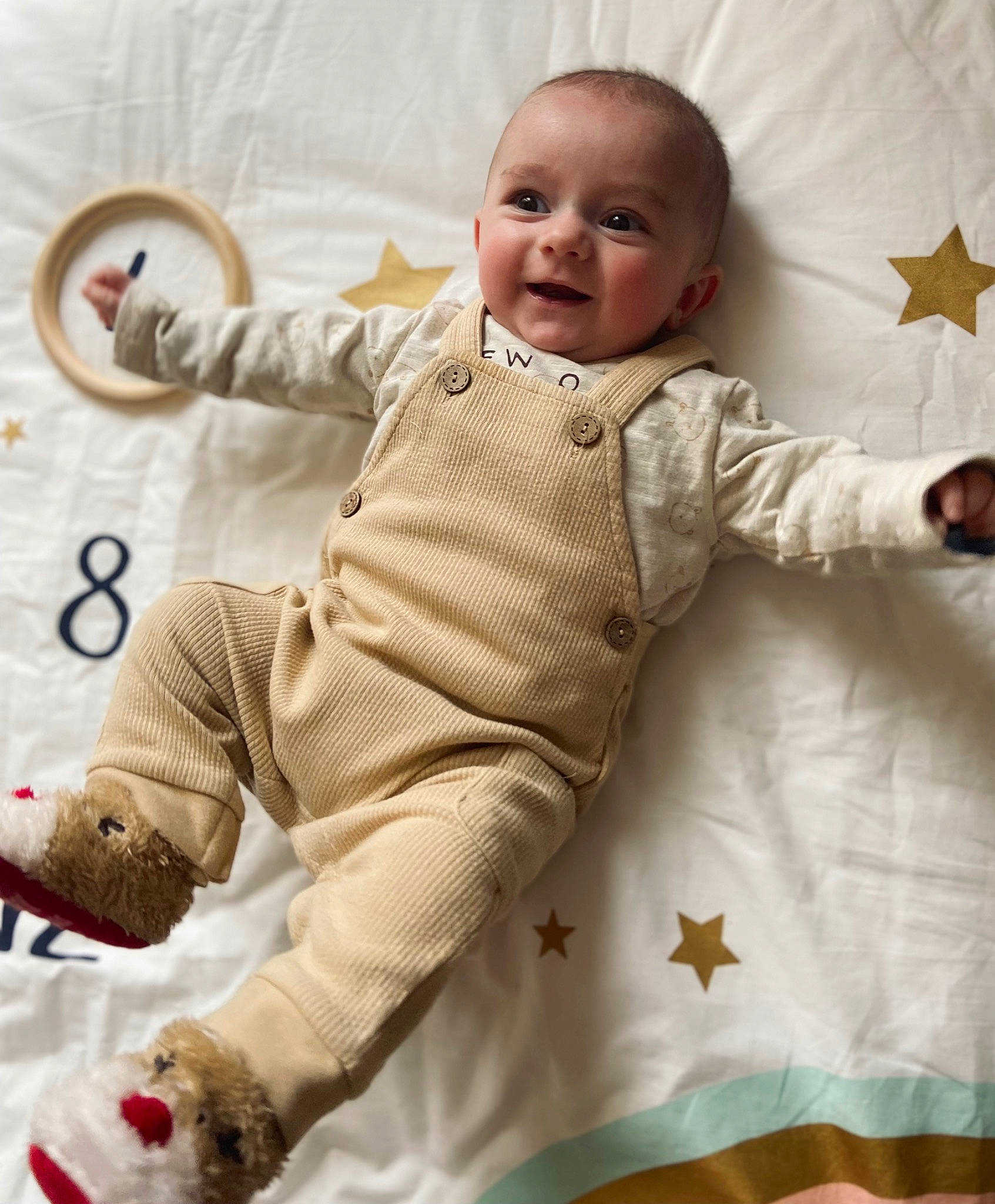Eden a rejoint le concours — aidez-le/la à gagner de superbes lots ! arm, baby_toddler_clothing, cheek, clothing, comfort, face, finger, gesture, human, human_body, joint, mammal, outerwear, person, product, skin, sleeve, smile, standing, textile