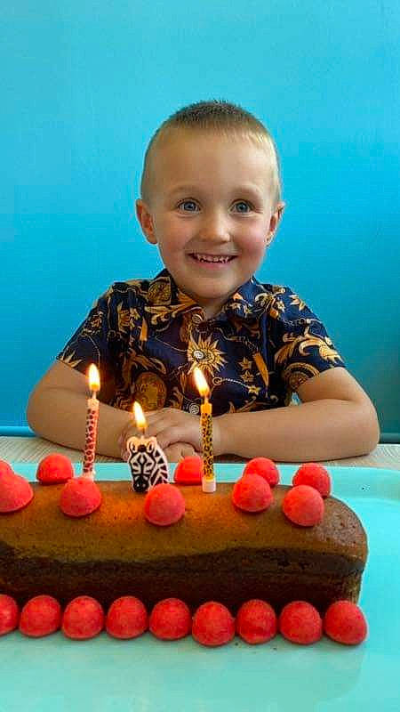 Hugo a rejoint le concours — aidez-le/la à gagner de superbes lots ! baked_goods, birthday, birthday_cake, birthday_candle, cake, cake_decorating, cake_decorating_supply, candle, cuisine, dessert, event, face, food, happy, joy, orange, person, smile, sugar_cake, sweetness