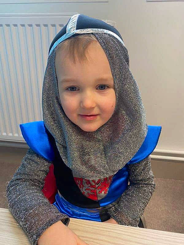 Hugo a rejoint le concours — aidez-le/la à gagner de superbes lots ! baby_toddler_clothing, blue, cap, cheek, chin, electric_blue, eye, eyebrow, face, happy, head, headwear, human_body, iris, joy, lip, neck, person, personal_protective_equipment, skin