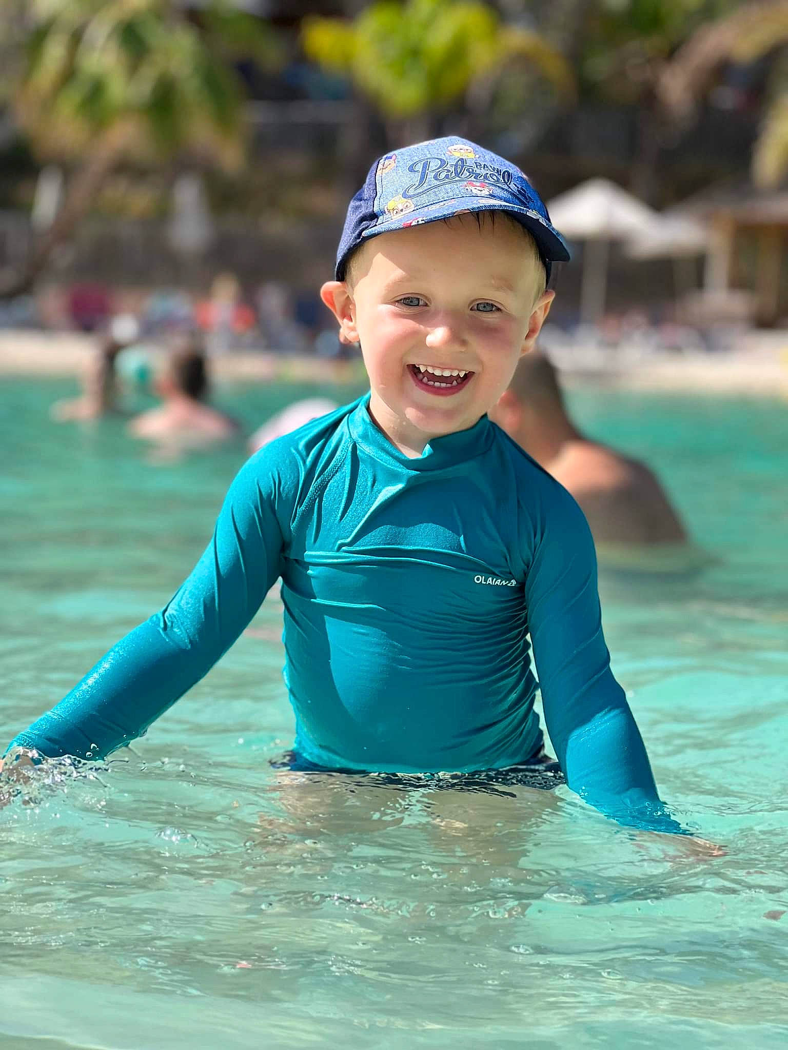 Hugo participe au concours pour gagner de l'argent avec cette photo : aqua, athlete, azure, cap, chest, child, fun, happy, headgear, headwear, joy, leisure, muscle, person, personal_protective_equipment, recreation, smile, sports, sportswear, swim_cap