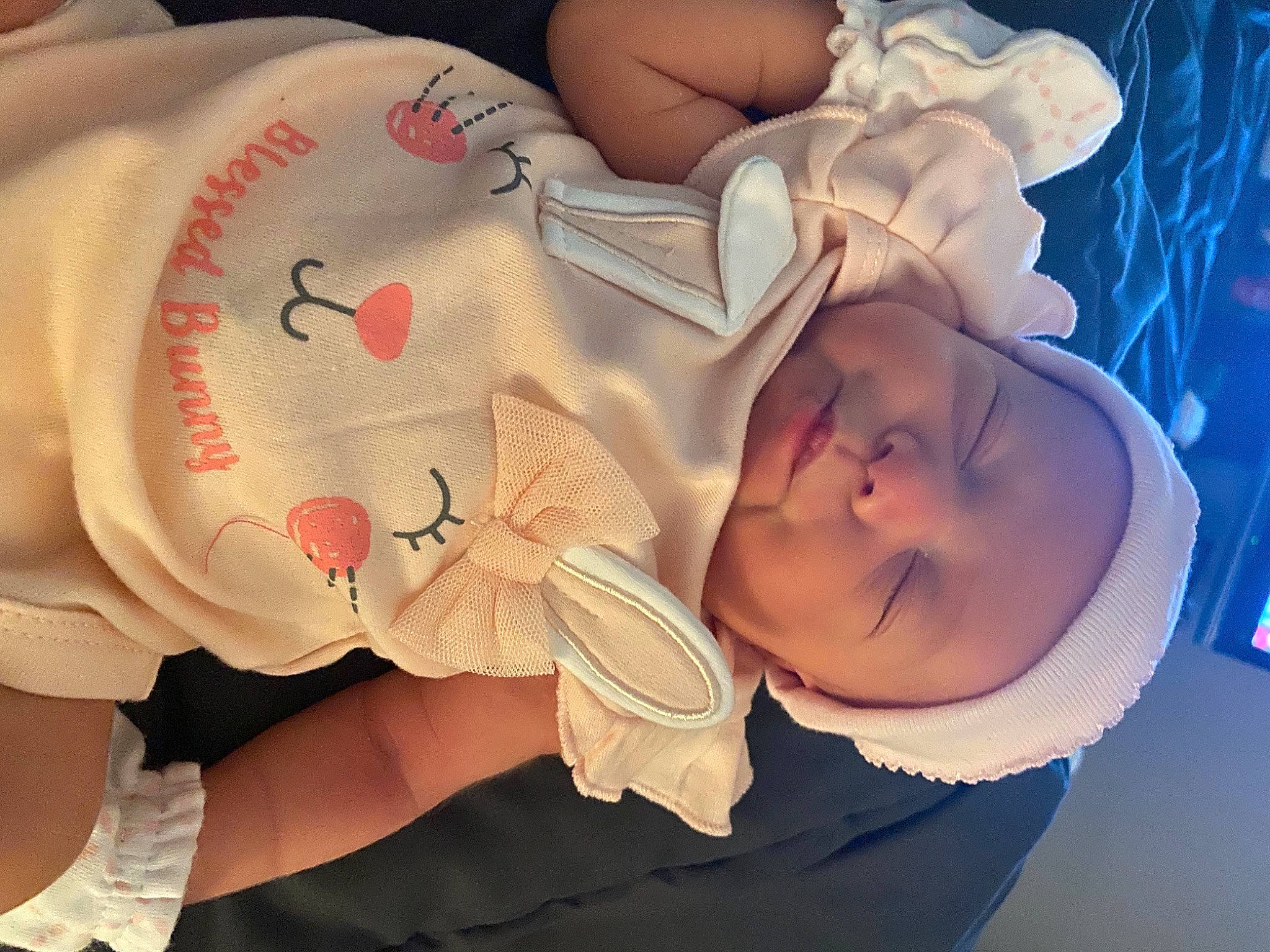 Kaidence is registered to the contest to win money with this photo: abdomen, arm, baby, cheek, chest, child, comfort, elbow, finger, happy, human_leg, knee, leg, mouth, nose, person, skin, smile, textile, trunk