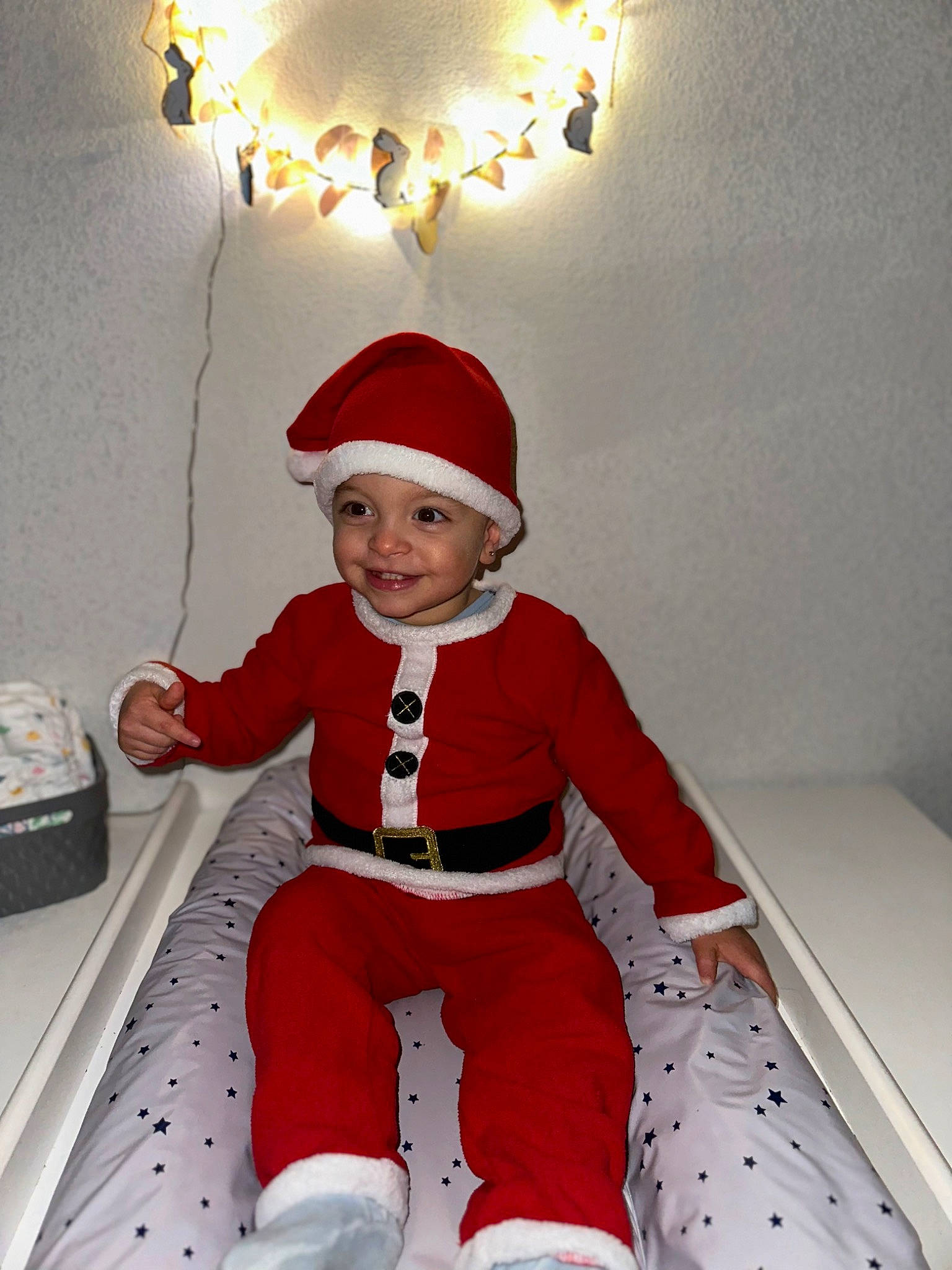 Gianni participe au concours pour gagner de l'argent avec cette photo : baby, baby_toddler_clothing, carmine, child, christmas, christmas_eve, costume_hat, event, fictional_character, fun, happy, headwear, holiday, joy, lap, person, red, santa_claus, sleeve, smile