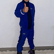 Gianni a rejoint le concours — aidez-le/la à gagner de superbes lots ! bodypart, boy, child, clothing, coat, face, finger, footwear, formalwear, hand, head, jacket, male, pants, person, shoe, sleeve, standing, student, suit