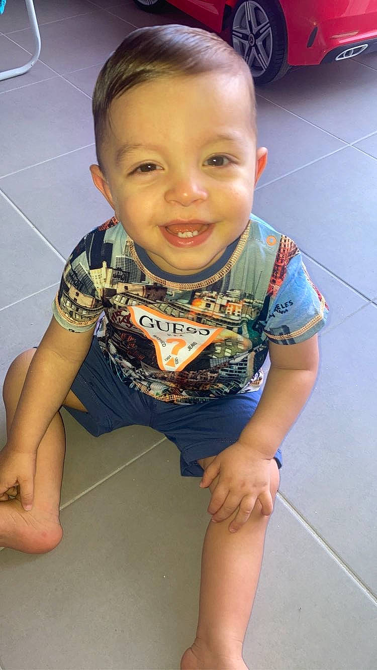 Gianni participe au concours pour gagner de l'argent avec cette photo : arm, cheek, finger, flooring, forehead, hairstyle, happy, head, human_body, iris, joint, joy, mouth, neck, nose, person, shoulder, skin, sleeve, smile