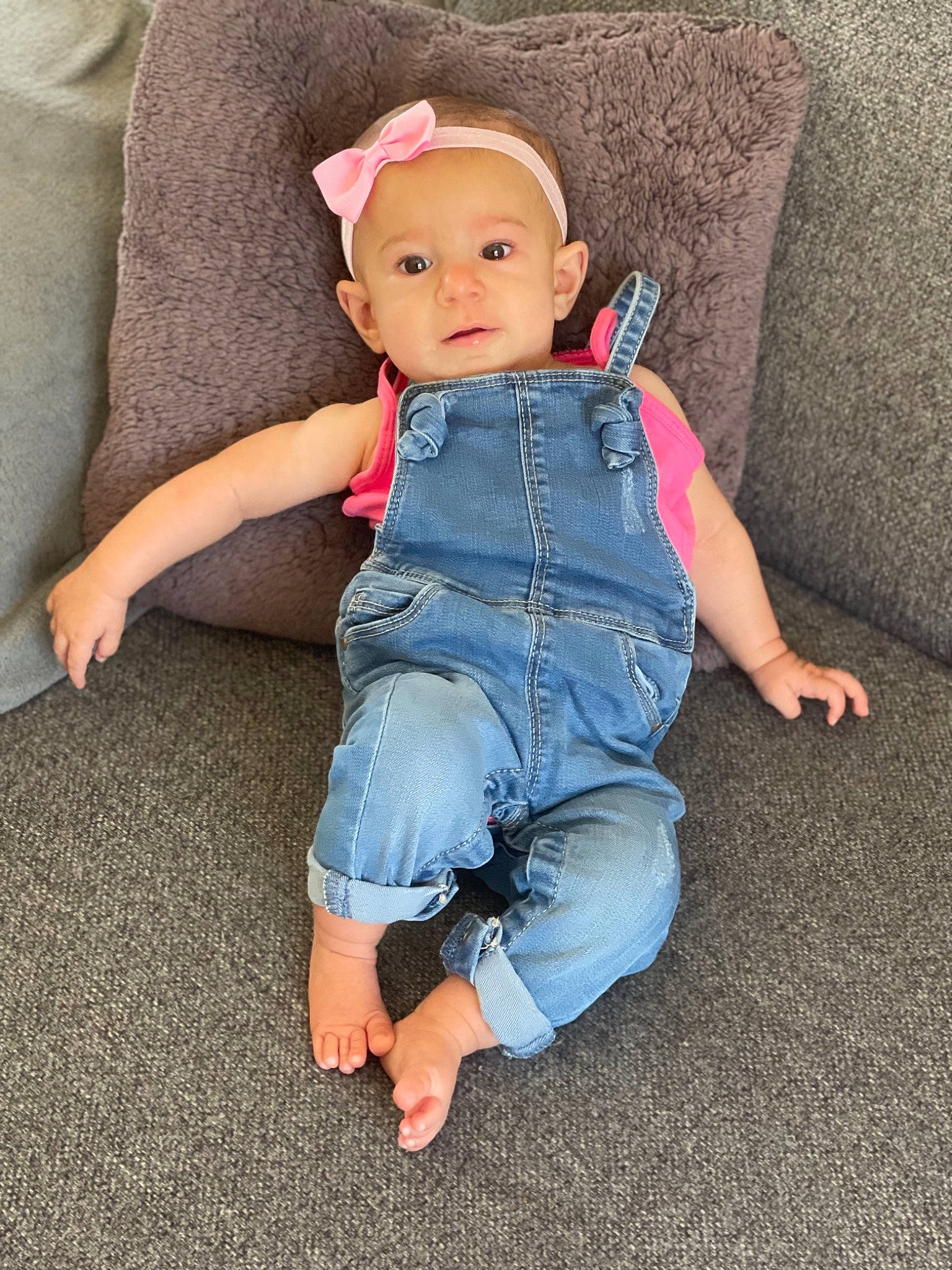 Louna a rejoint le concours — aidez-le/la à gagner de superbes lots ! baby, baby_toddler_clothing, barefoot, cheek, child, comfort, couch, denim, electric_blue, eye, face, floor, flooring, foot, head, joint, person, skin, sleeve, t_shirt