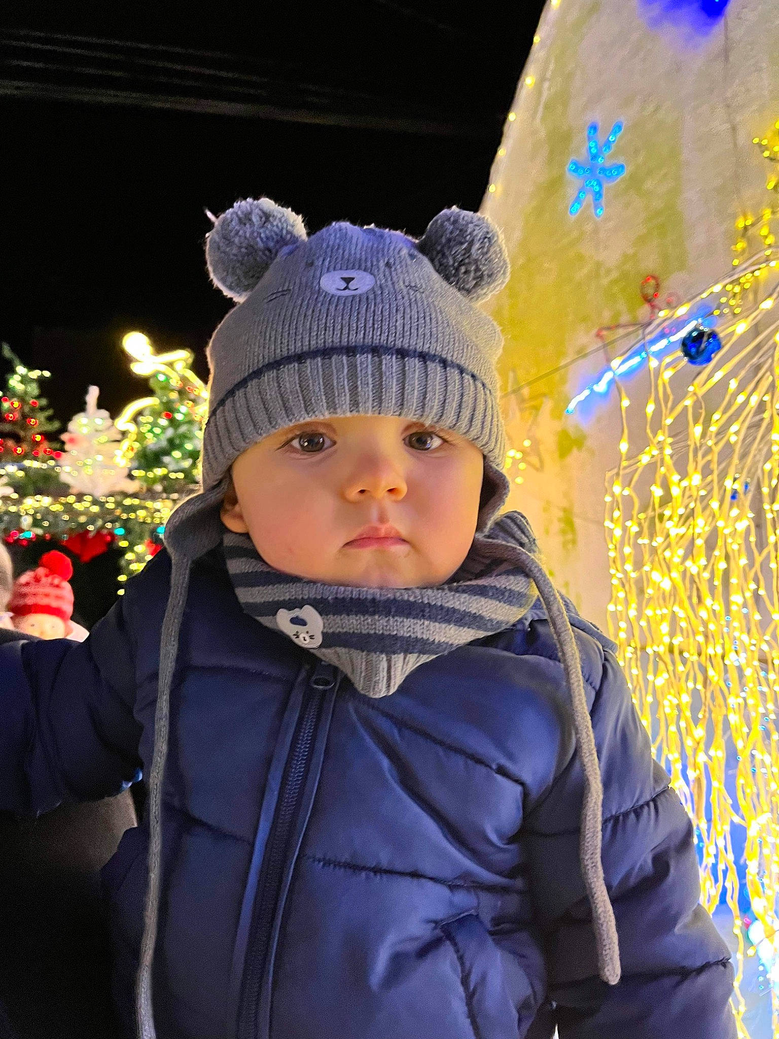 Lenzo participe au concours pour gagner de l'argent avec cette photo : baby, beanie, cap, child, electric_blue, event, fashion_accessory, freezing, fun, happy, headwear, jacket, knit_cap, leisure, outerwear, person, plant, purple, toddler, tree