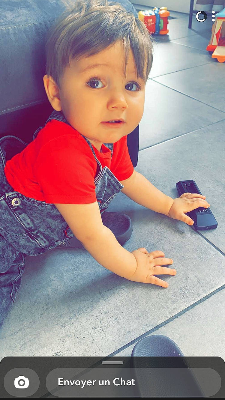 Lenzo participe au concours pour gagner de l'argent avec cette photo : baby_toddler_clothing, child, elbow, electric_blue, floor, flooring, fun, happy, human_leg, joint, leisure, person, photograph, sitting, sleeve, snapshot, standing, t_shirt, thumb, toddler