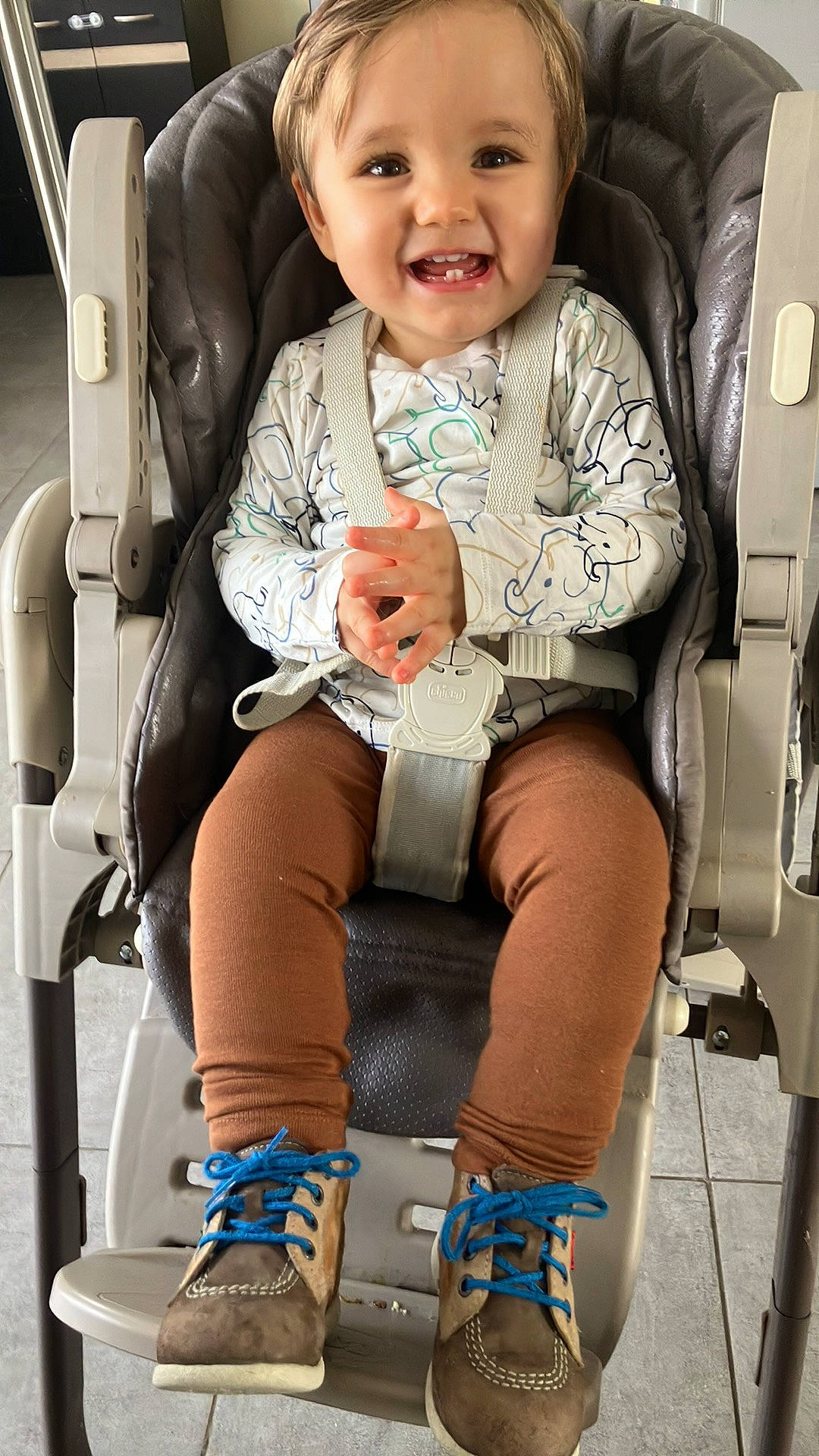 Lenzo a rejoint le concours — aidez-le/la à gagner de superbes lots ! baby, baby_toddler_clothing, beauty, car_seat, chair, comfort, cool, eyewear, human_leg, joint, joy, knee, lap, leg, person, sandal, shoe, sitting, smile, sock