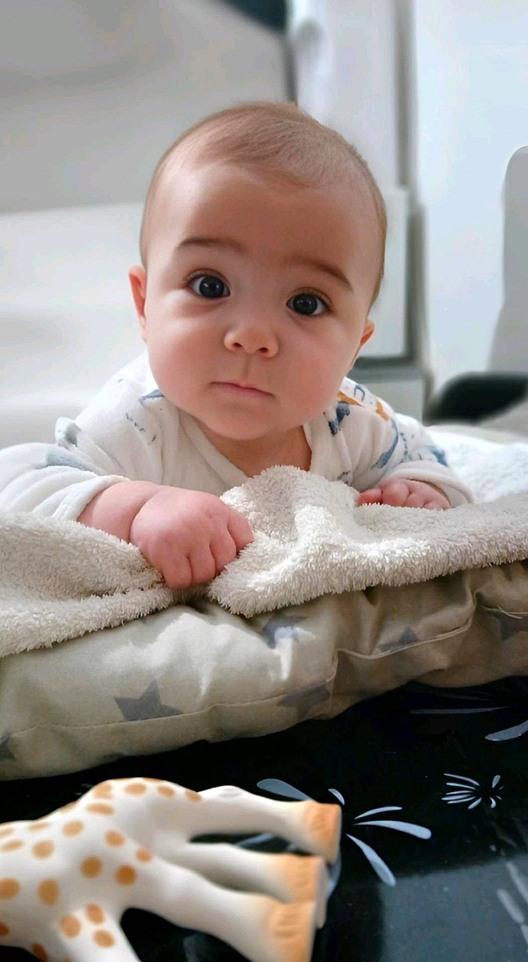 Noah a rejoint le concours — aidez-le/la à gagner de superbes lots ! baby, bed, bedroom, blanket, bodypart, clothing, crawling, face, finger, hand, happy, head, newborn, pants, person, photography, portrait, quilt, sitting, smile