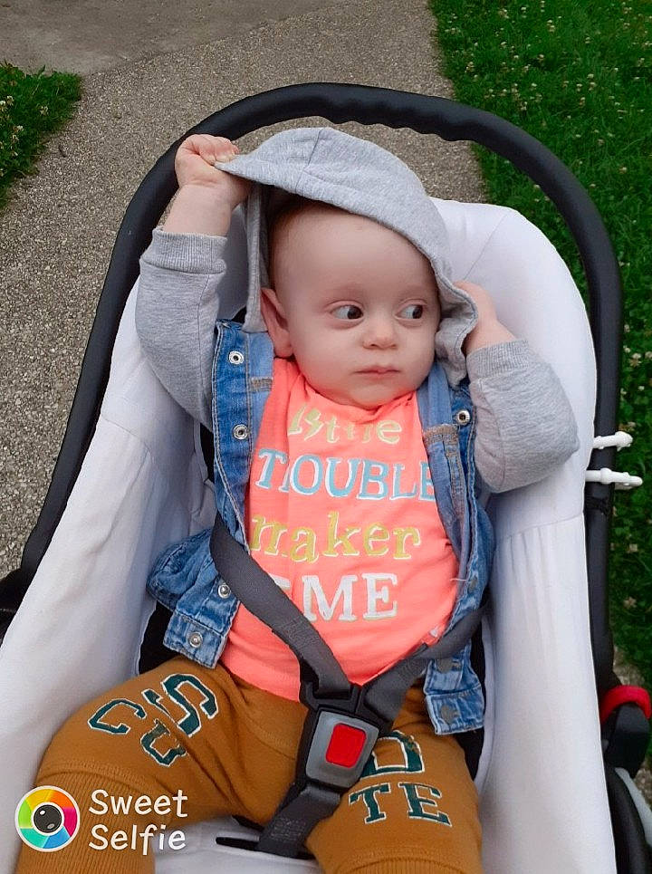 Noe a rejoint le concours — aidez-le/la à gagner de superbes lots ! baby, baby_carriage, baby_products, baby_safety, baby_toddler_clothing, child, electric_blue, fun, grass, human_body, person, personal_protective_equipment, plant, product, recreation, sitting, skin, thigh, tire, toddler