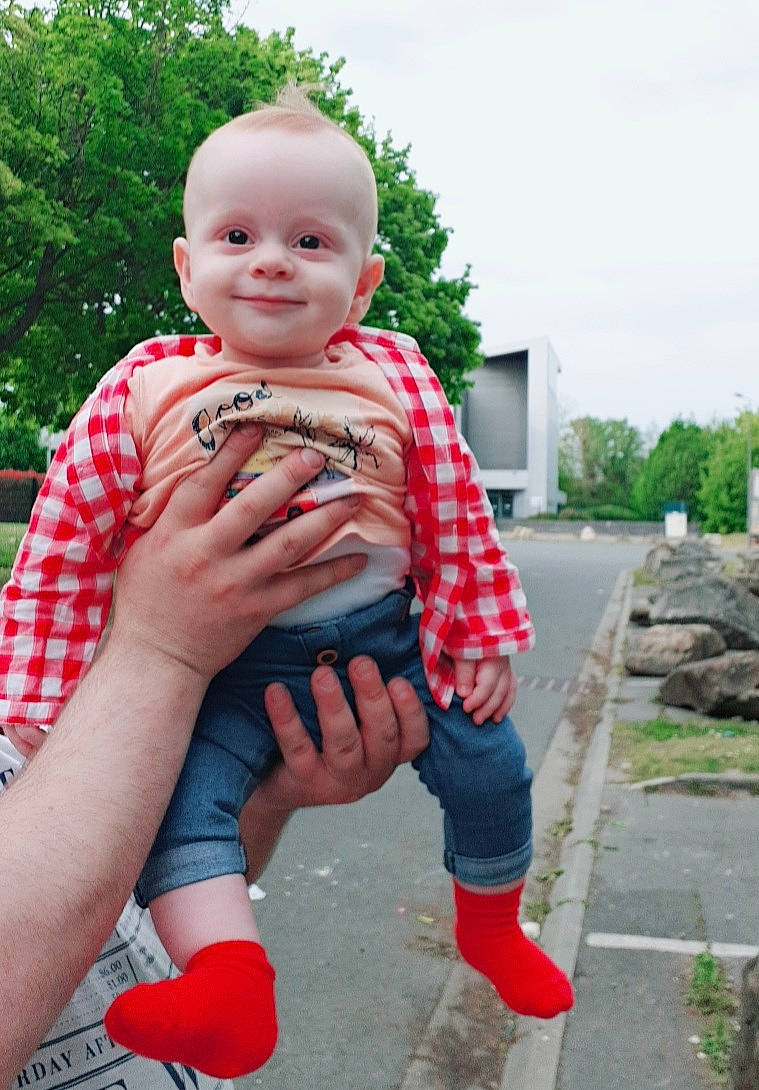 Noe a rejoint le concours — aidez-le/la à gagner de superbes lots ! baby, baby_toddler_clothing, finger, gesture, grass, happy, head, human_body, joy, knee, leisure, mouth, people_in_nature, person, pink, plant, sky, sleeve, smile, thumb