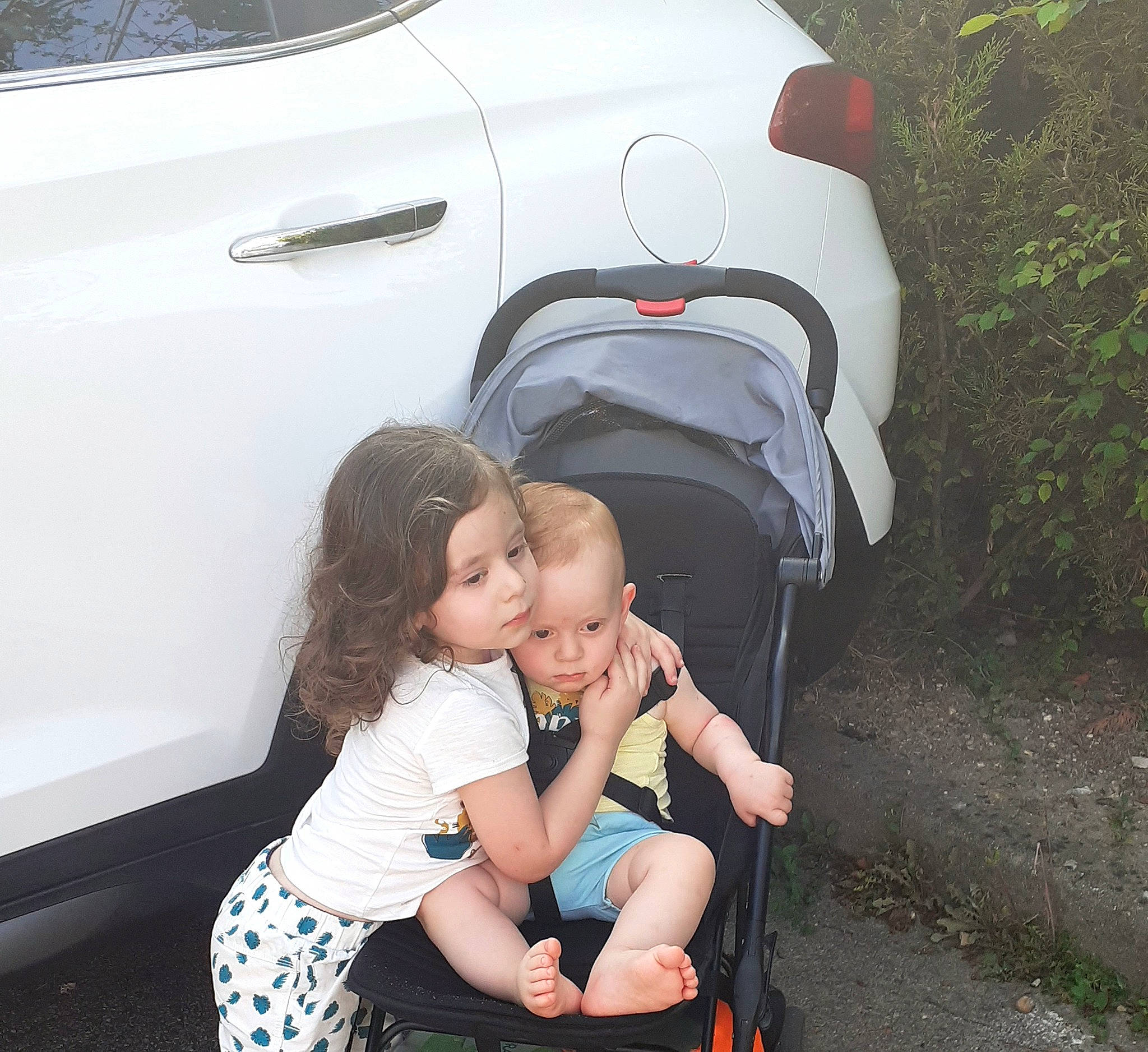 Lazare participe au concours pour gagner de l'argent avec cette photo : alloy_wheel, automotive_design, automotive_exterior, automotive_lighting, automotive_tail_brake_light, automotive_tire, black, bumper, car, hood, light, motor_vehicle, person, photograph, plant, tire, toddler, trunk, vehicle_door, wheel